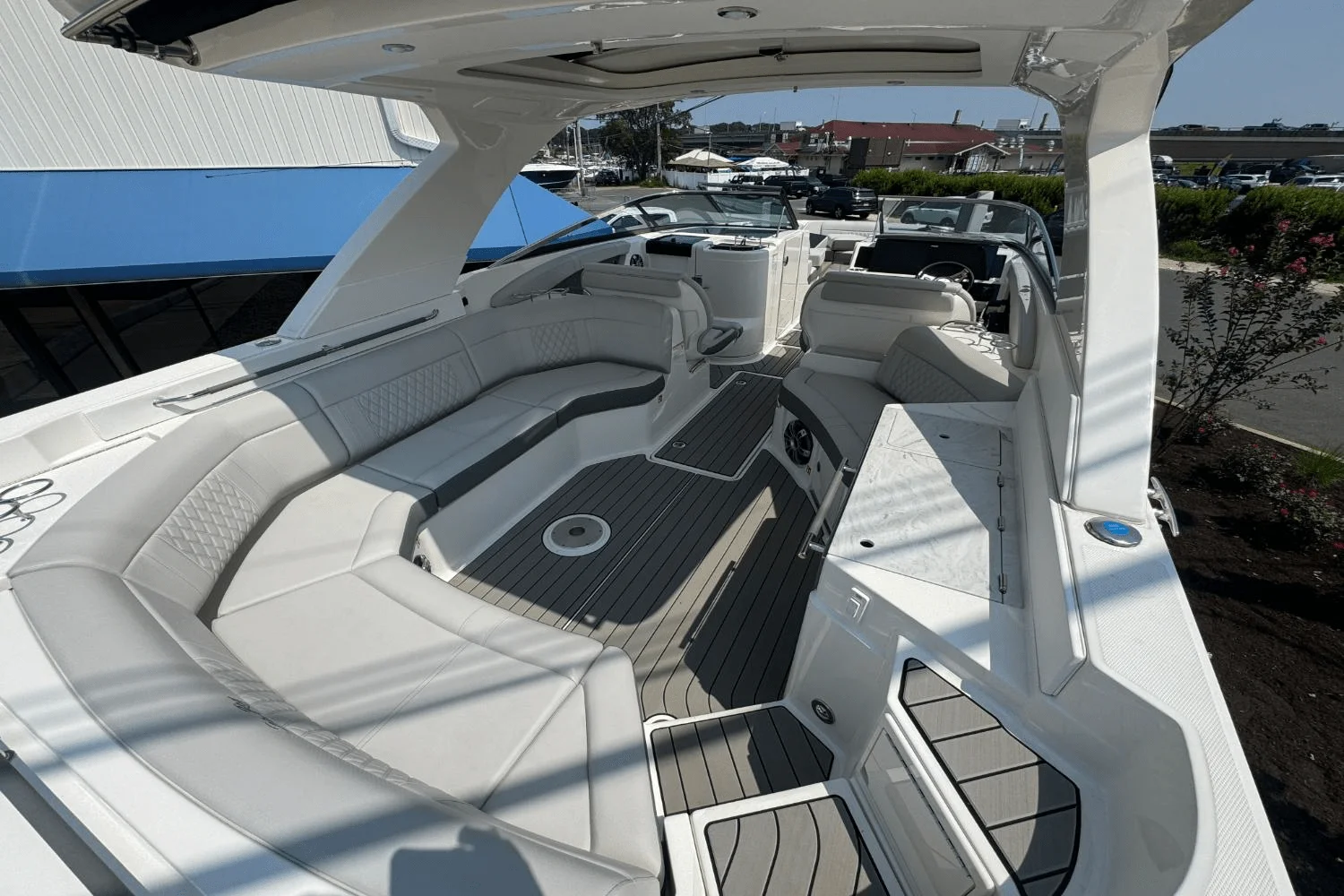 2025 Sea Ray SLX 350 Outboard Image Thumbnail #17