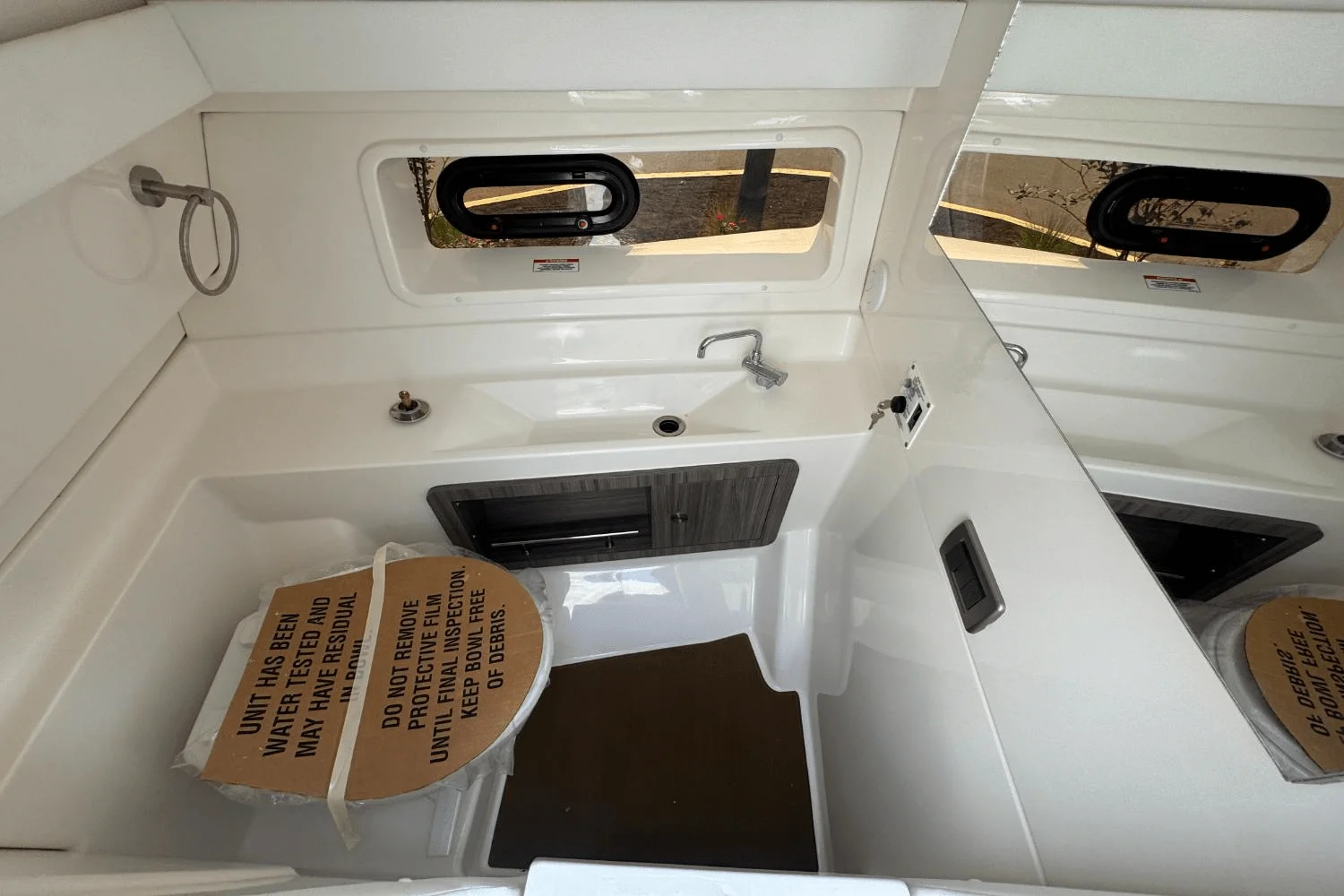 2025 Sea Ray SLX 350 Outboard Image Thumbnail #37