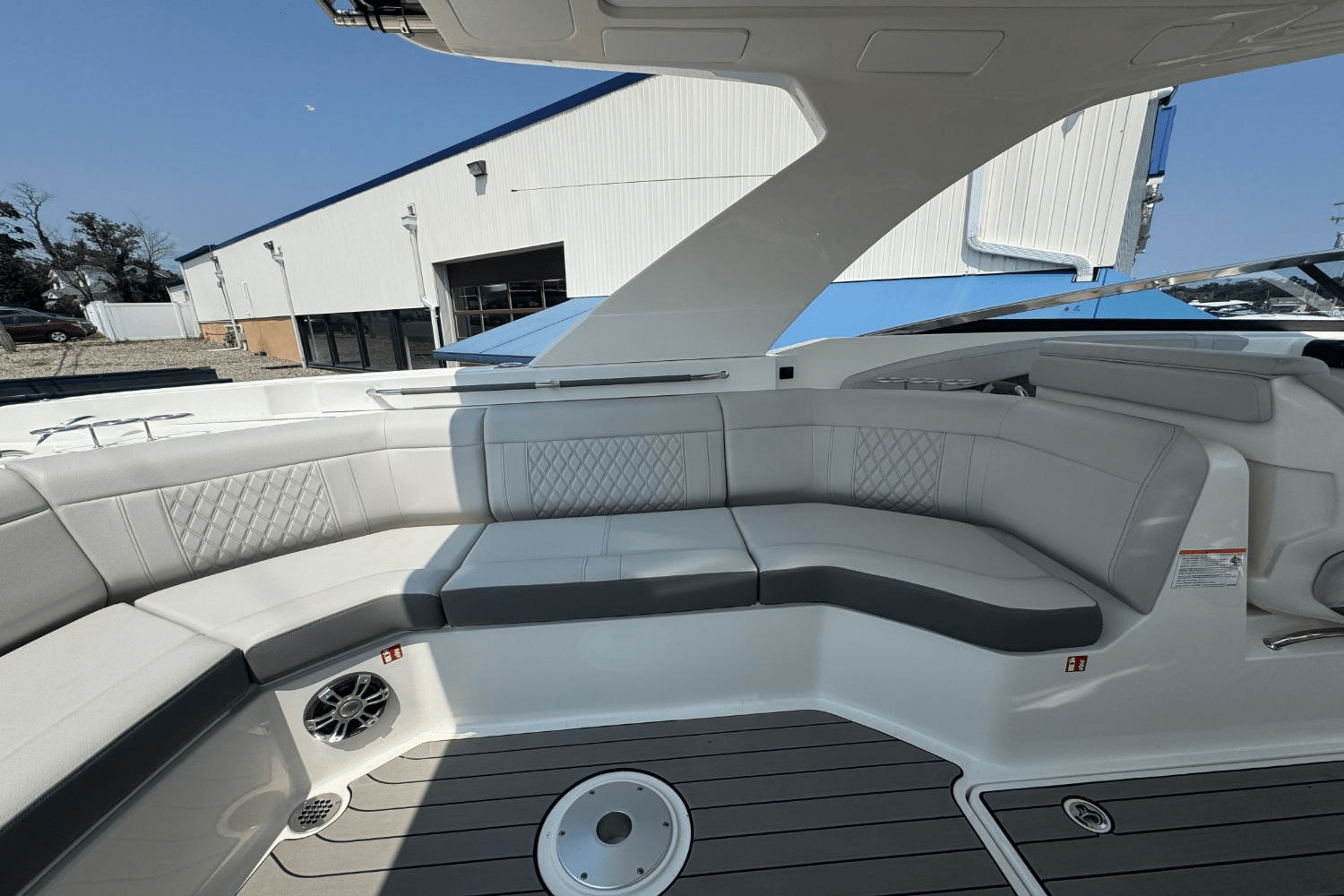 2025 Sea Ray SLX 350 Outboard Image Thumbnail #21