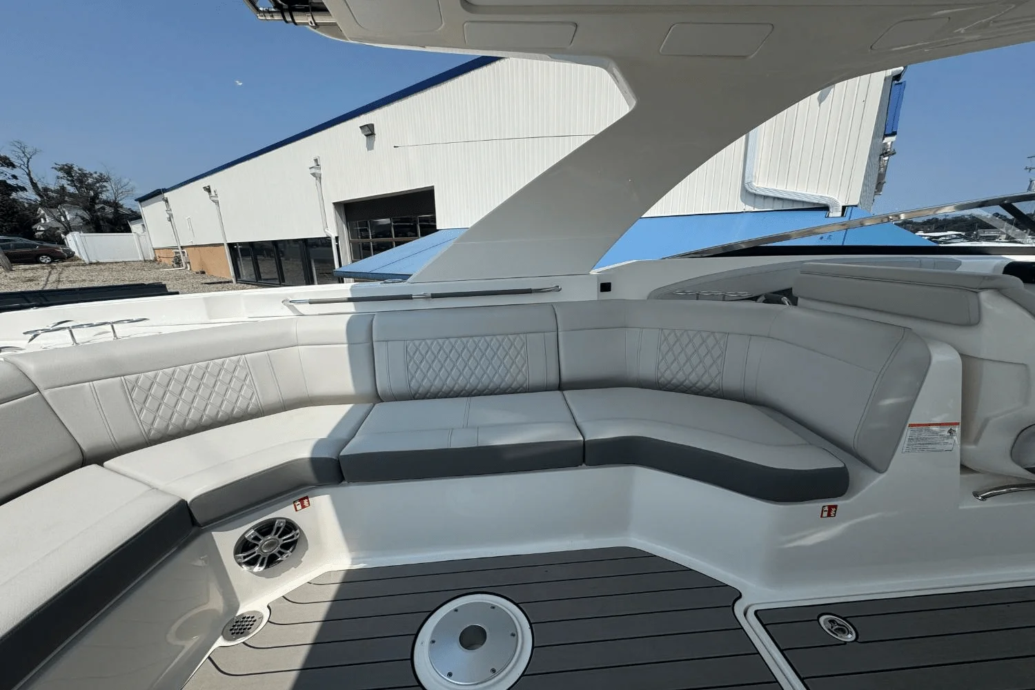 2025 Sea Ray SLX 350 Outboard Image Thumbnail #21