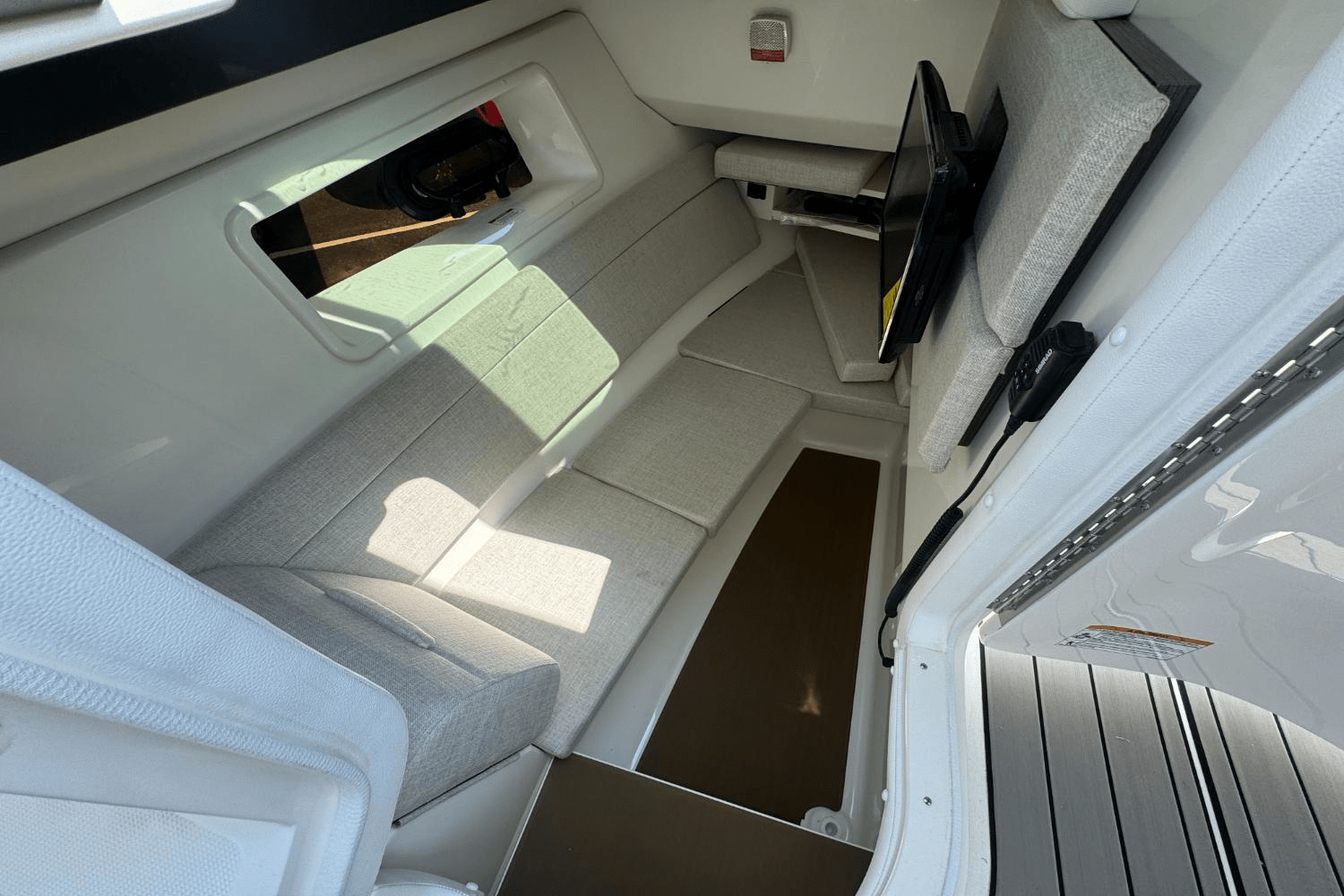 2025 Sea Ray SLX 350 Outboard Image Thumbnail #32