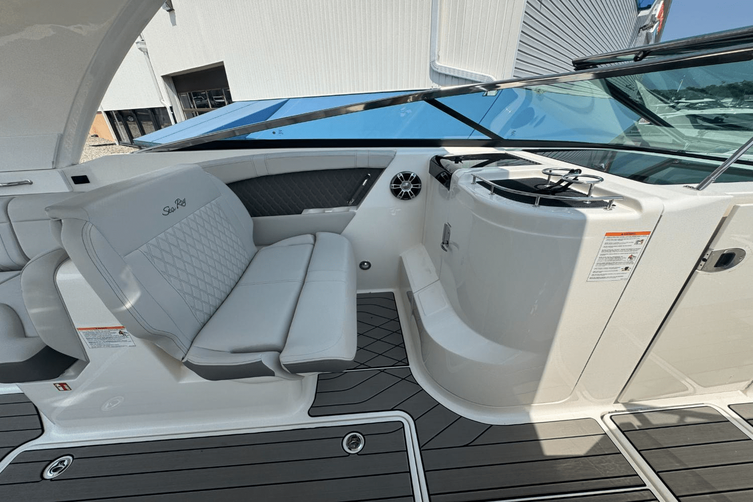2025 Sea Ray SLX 350 Outboard Image Thumbnail #19