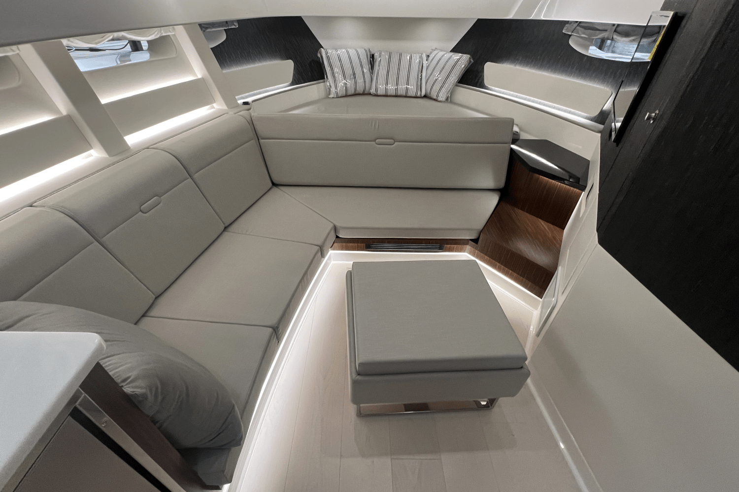 2025 Sea Ray Sundancer 370 Image Thumbnail #28