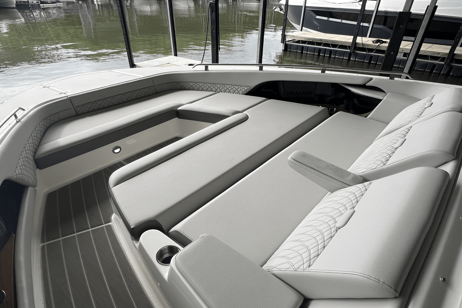 2025 Sea Ray Sundancer 370 Image Thumbnail #20