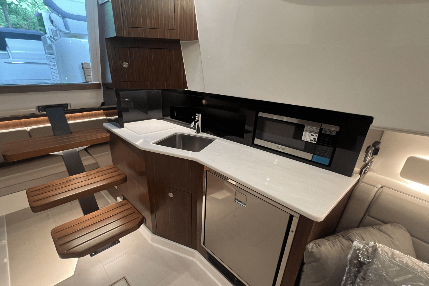 2025 Sea Ray Sundancer 370 Image Thumbnail #23