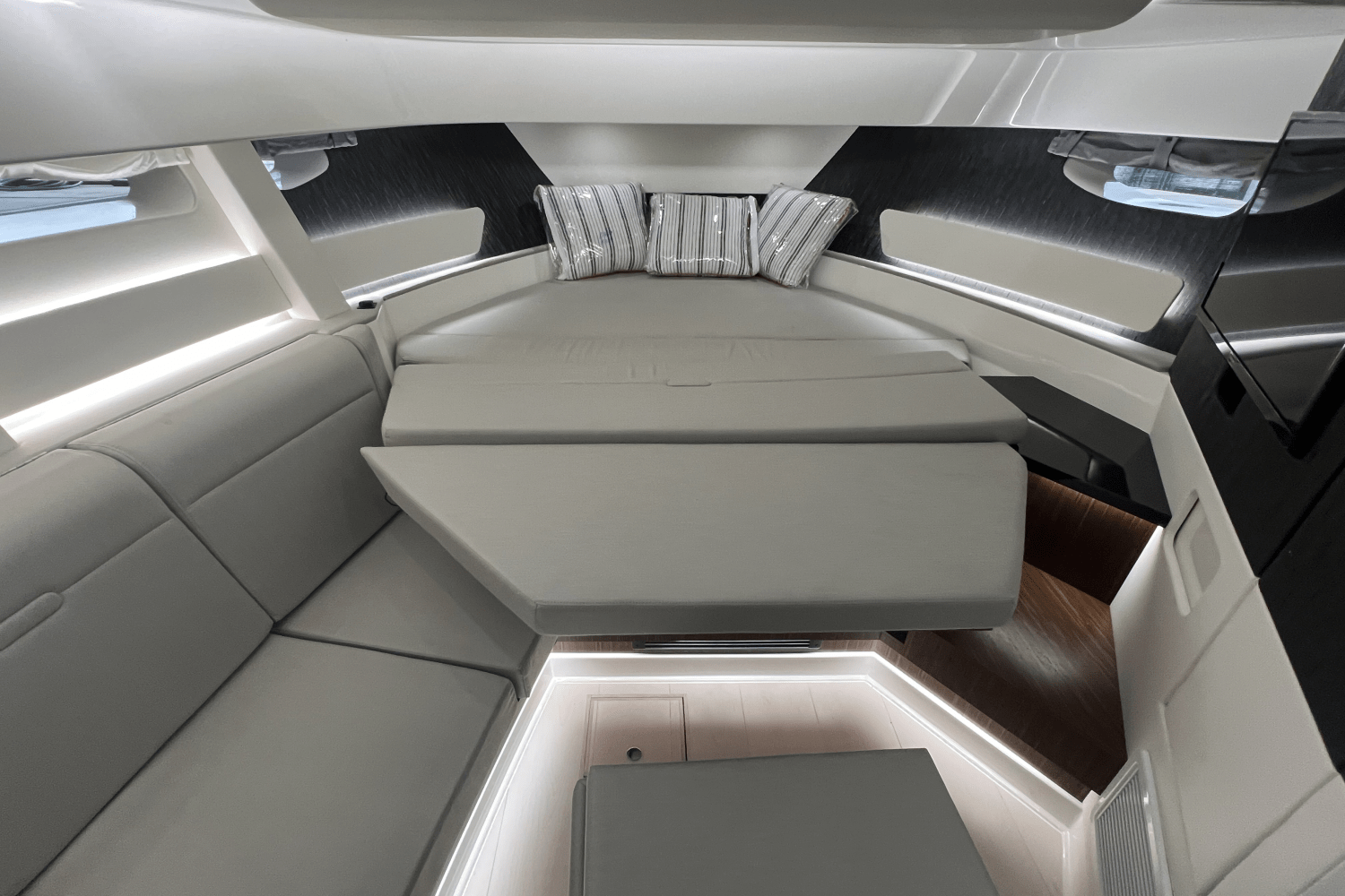 2025 Sea Ray Sundancer 370 Image Thumbnail #29