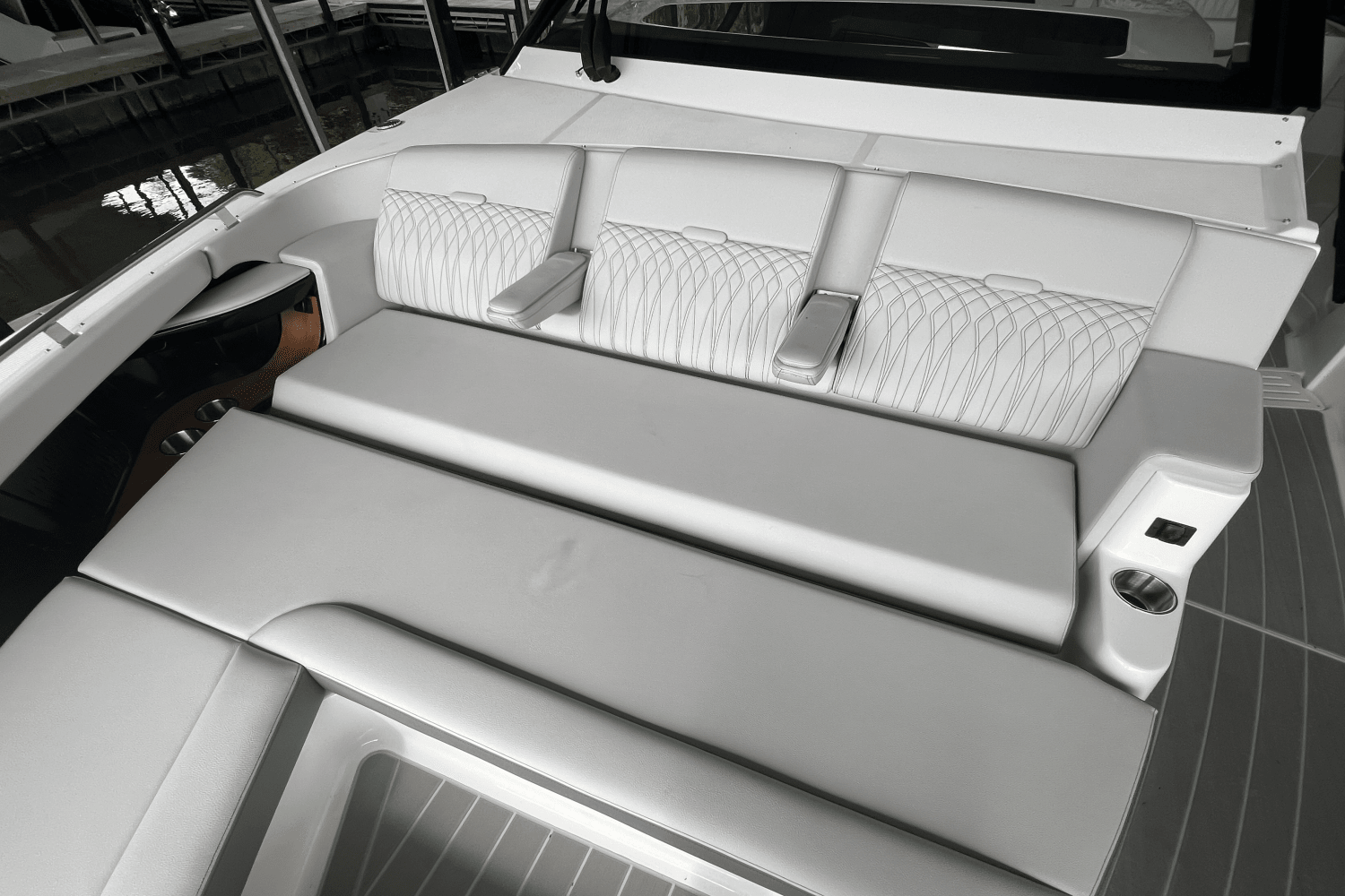 2025 Sea Ray Sundancer 370 Image Thumbnail #21