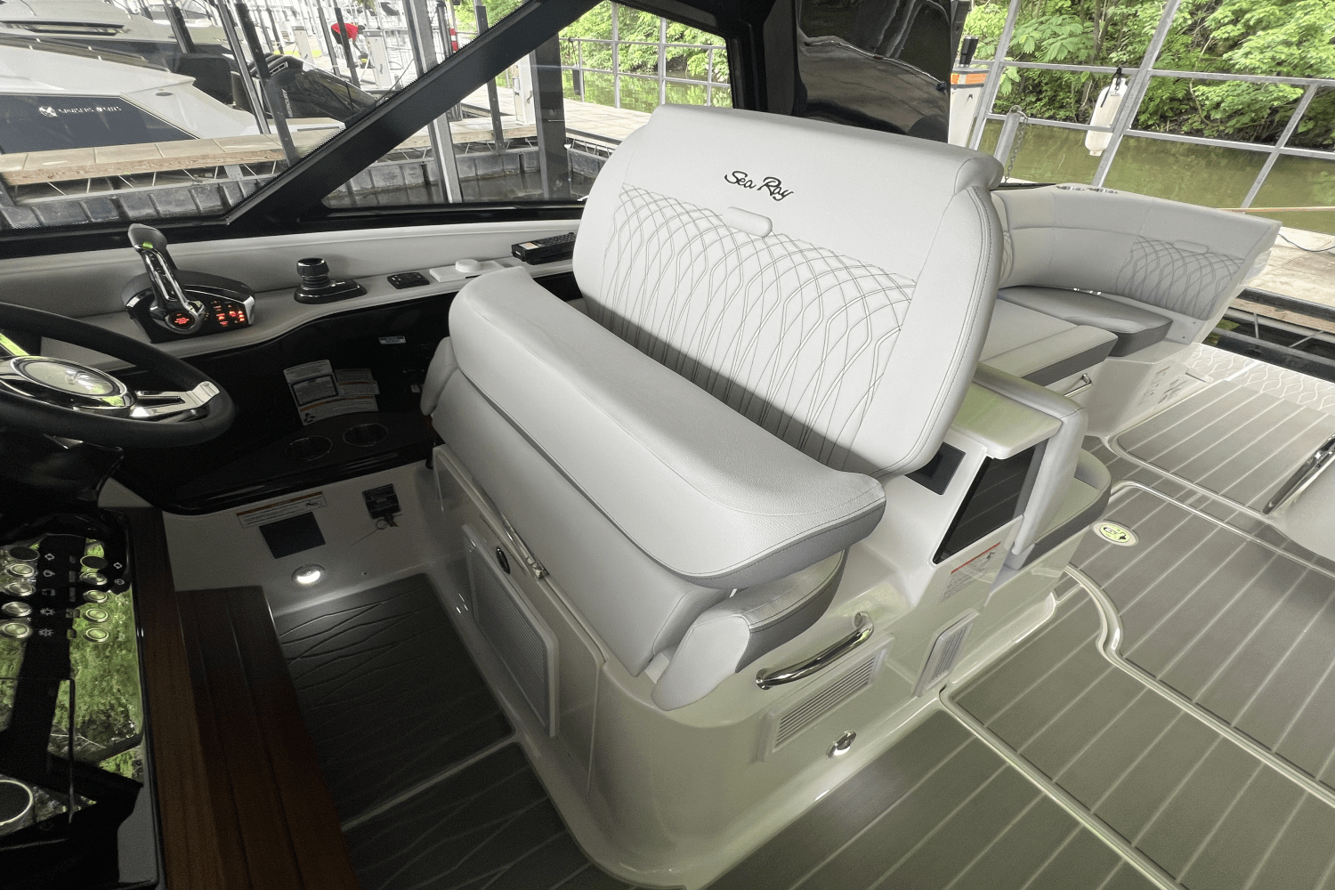 2025 Sea Ray Sundancer 370 Image Thumbnail #12