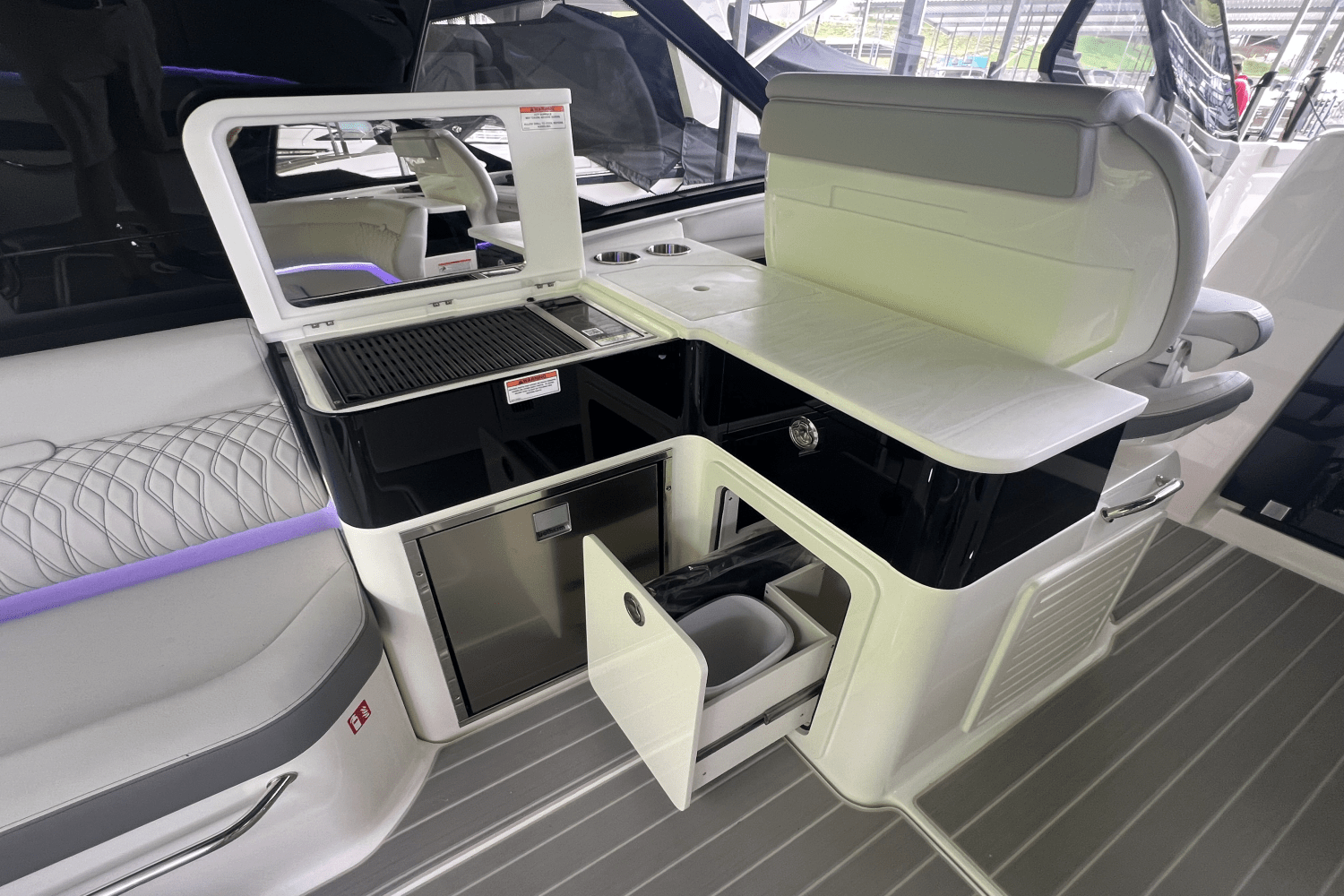 2025 Sea Ray Sundancer 370 Image Thumbnail #14