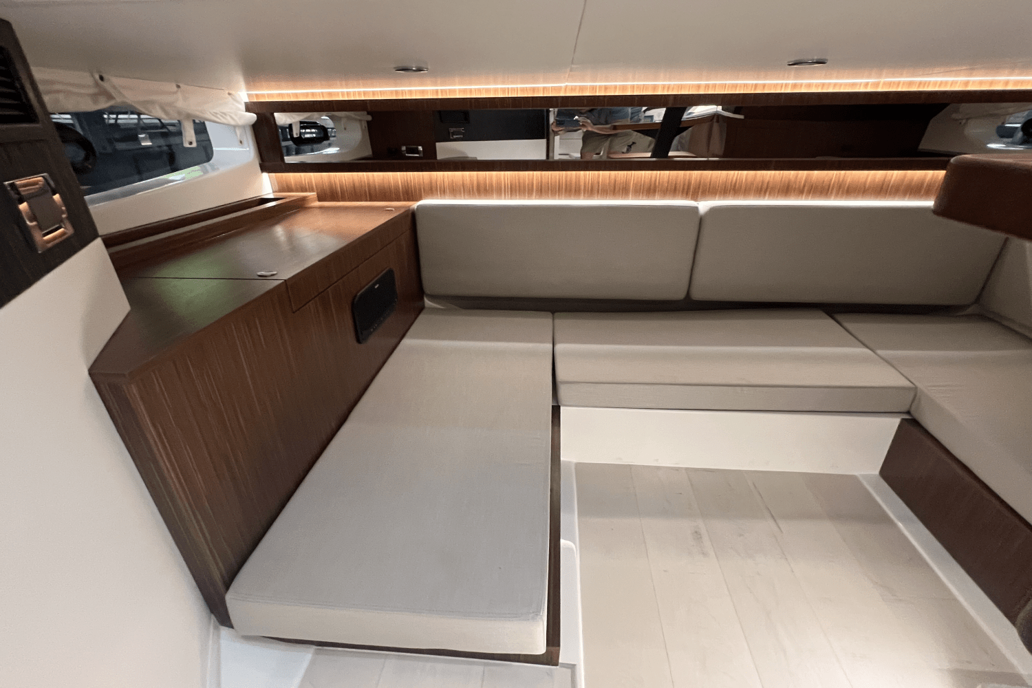 2025 Sea Ray Sundancer 370 Image Thumbnail #24