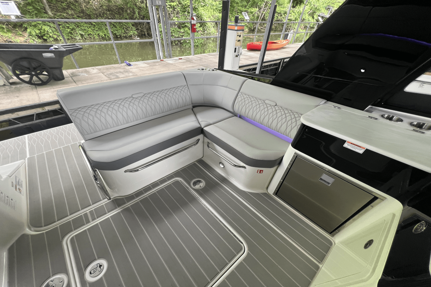 2025 Sea Ray Sundancer 370 Image Thumbnail #10