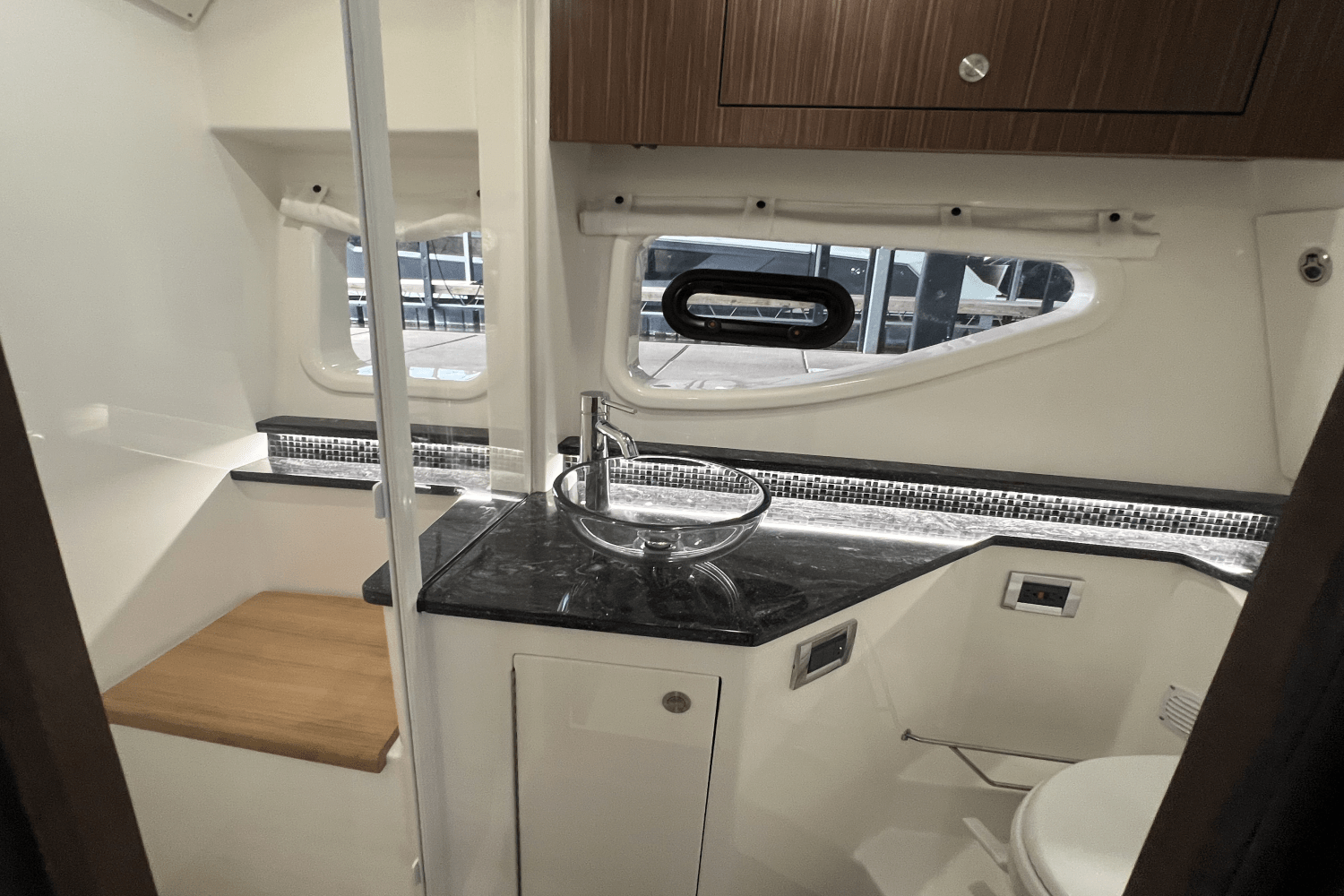 2025 Sea Ray Sundancer 370 Image Thumbnail #26
