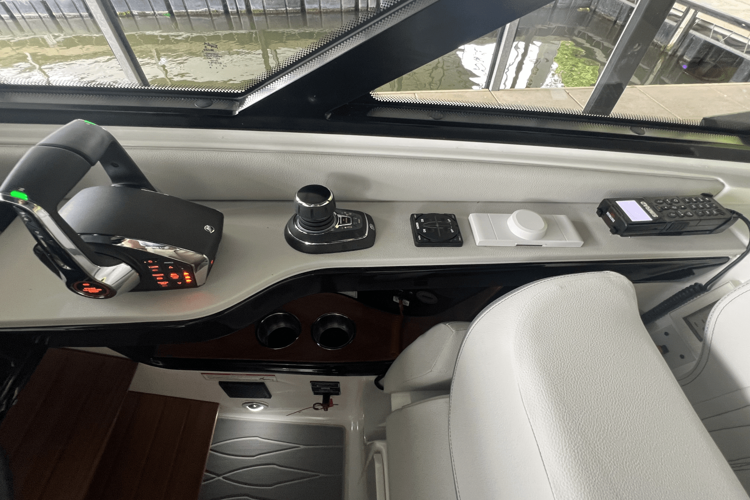 2025 Sea Ray Sundancer 370 Image Thumbnail #7