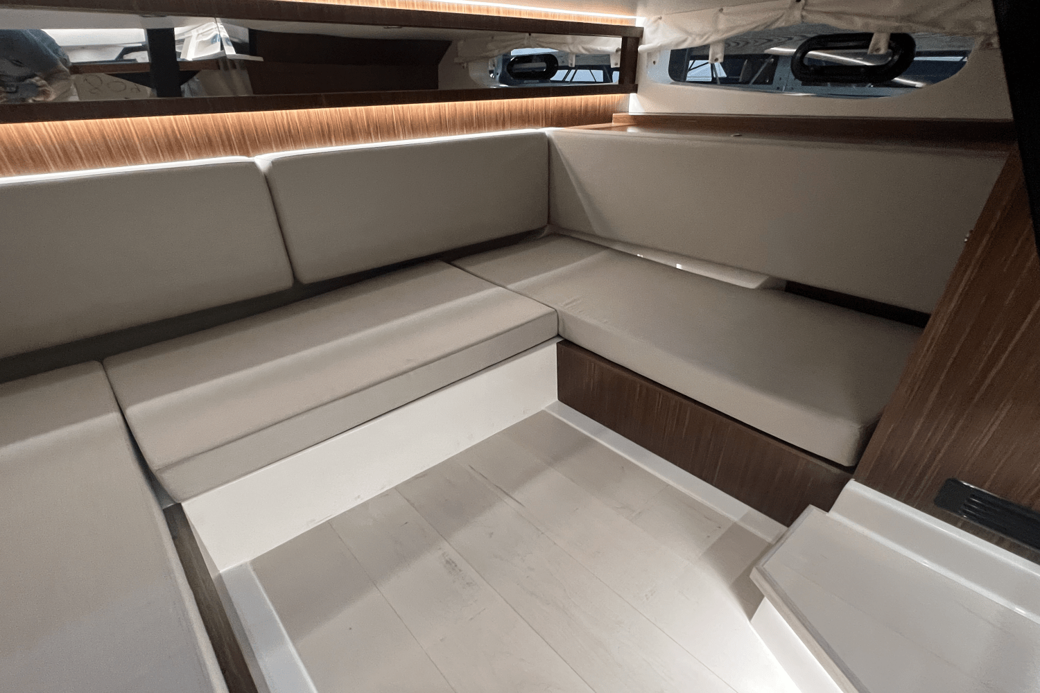 2025 Sea Ray Sundancer 370 Image Thumbnail #25
