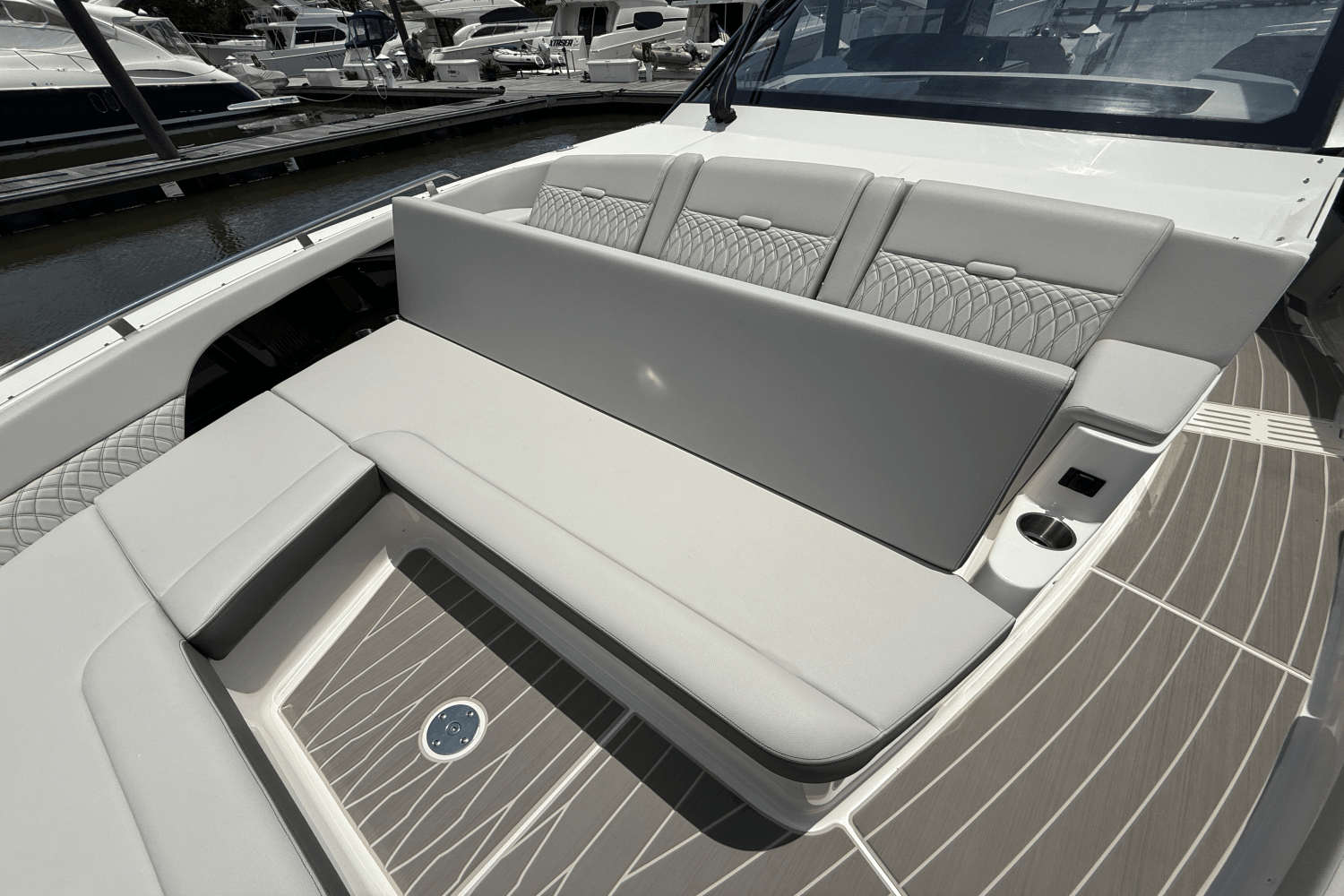 2025 Sea Ray Sundancer 370 Outboard Image Thumbnail #46
