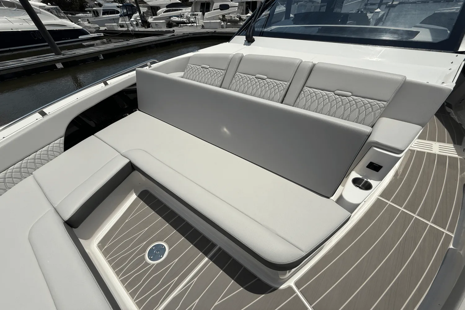 2025 Sea Ray Sundancer 370 Outboard Image Thumbnail #46