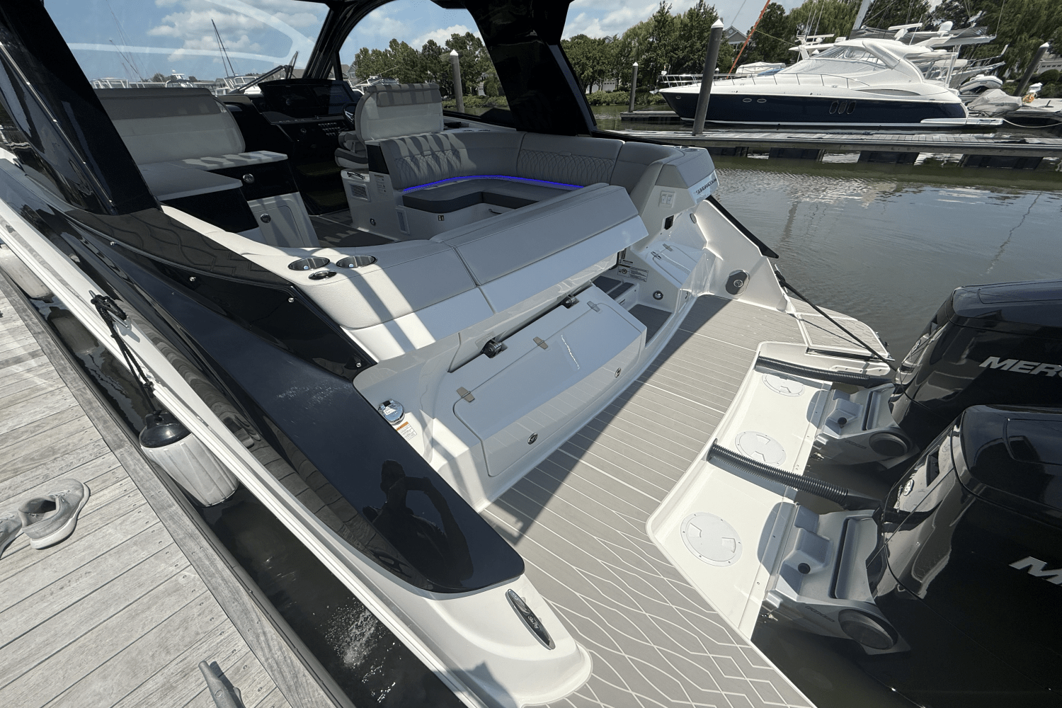 2025 Sea Ray Sundancer 370 Outboard Image Thumbnail #12