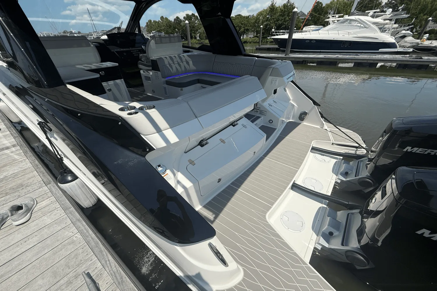 2025 Sea Ray Sundancer 370 Outboard Image Thumbnail #12