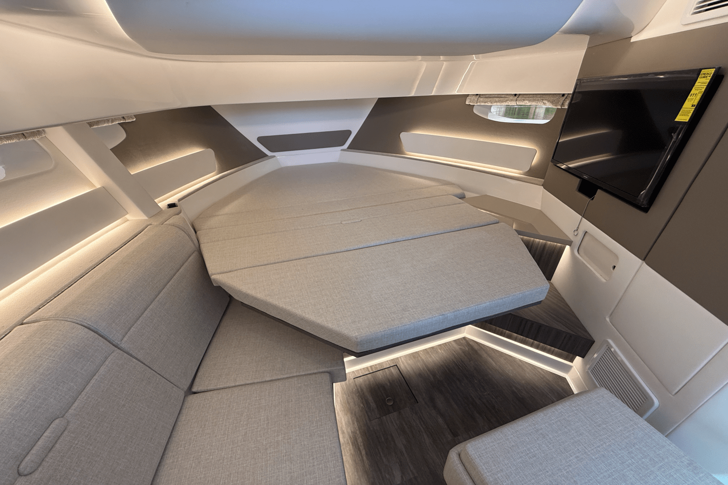 2025 Sea Ray Sundancer 370 Outboard Image Thumbnail #34