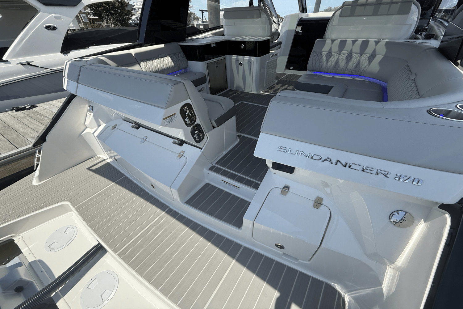 2025 Sea Ray Sundancer 370 Outboard Image Thumbnail #13