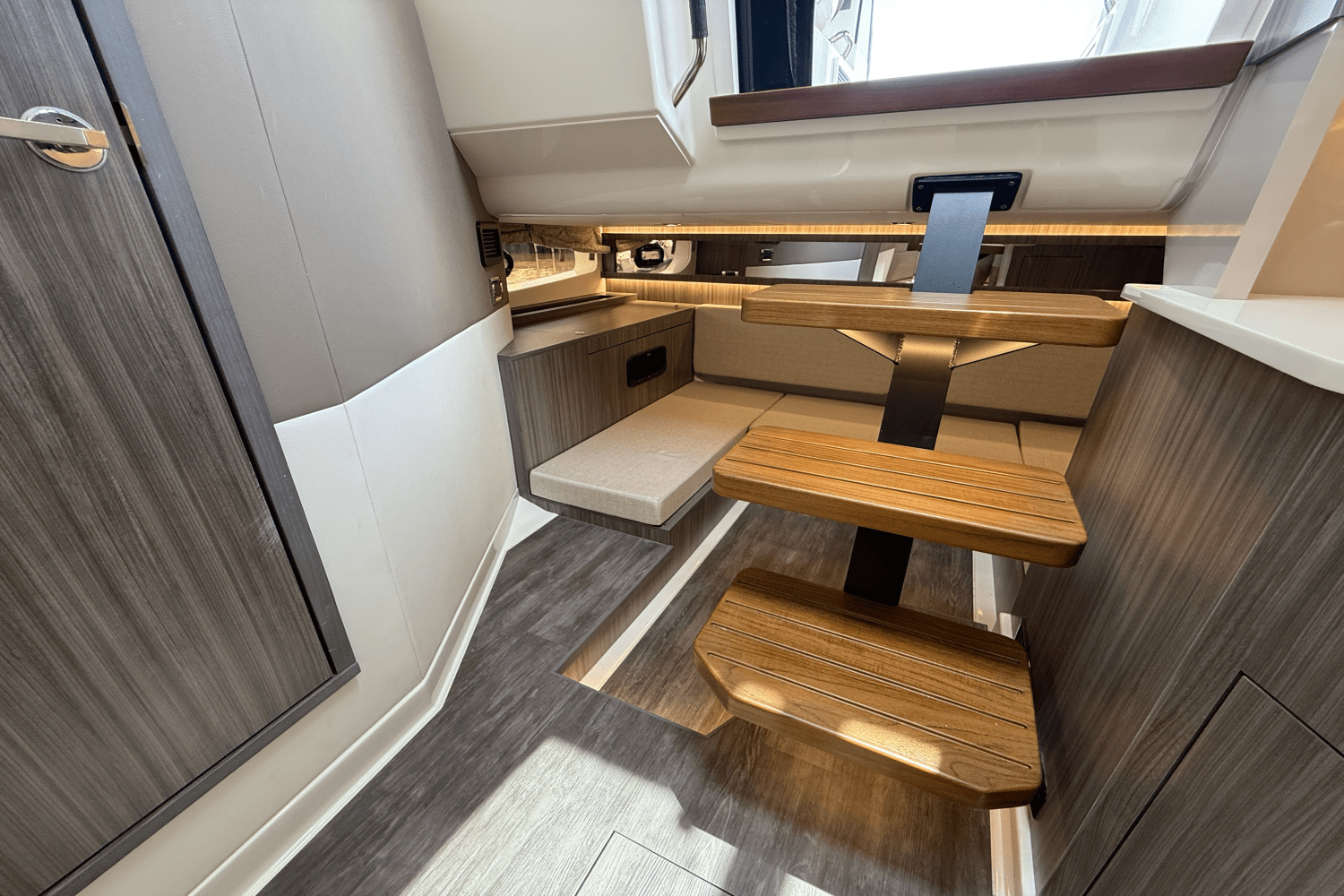 2025 Sea Ray Sundancer 370 Outboard Image Thumbnail #29