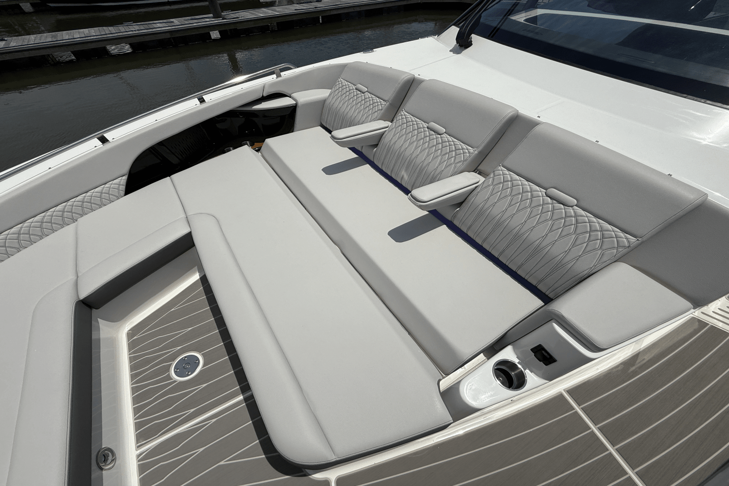2025 Sea Ray Sundancer 370 Outboard Image Thumbnail #47