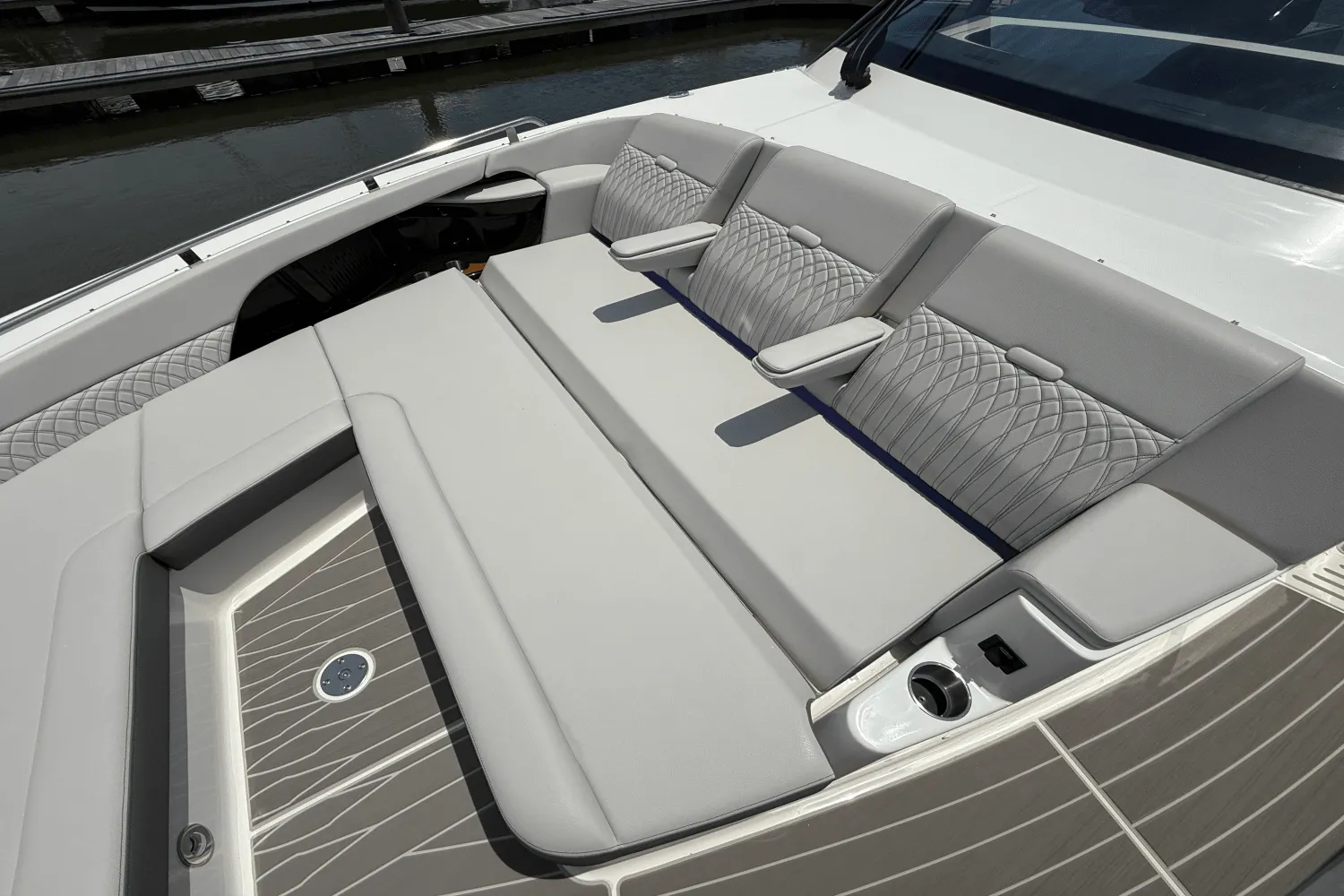 2025 Sea Ray Sundancer 370 Outboard Image Thumbnail #47