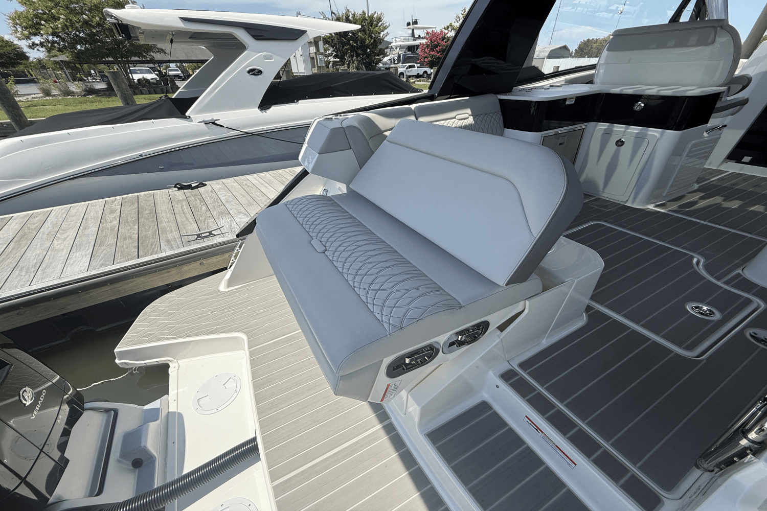 2025 Sea Ray Sundancer 370 Outboard Image Thumbnail #16