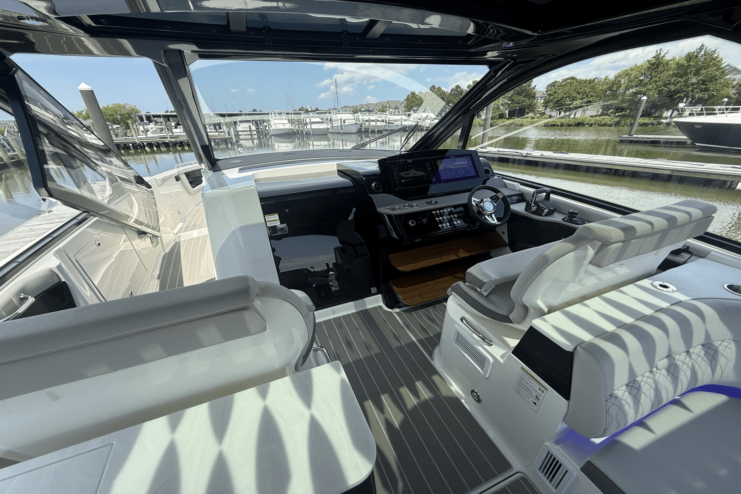 2025 Sea Ray Sundancer 370 Outboard Image Thumbnail #21