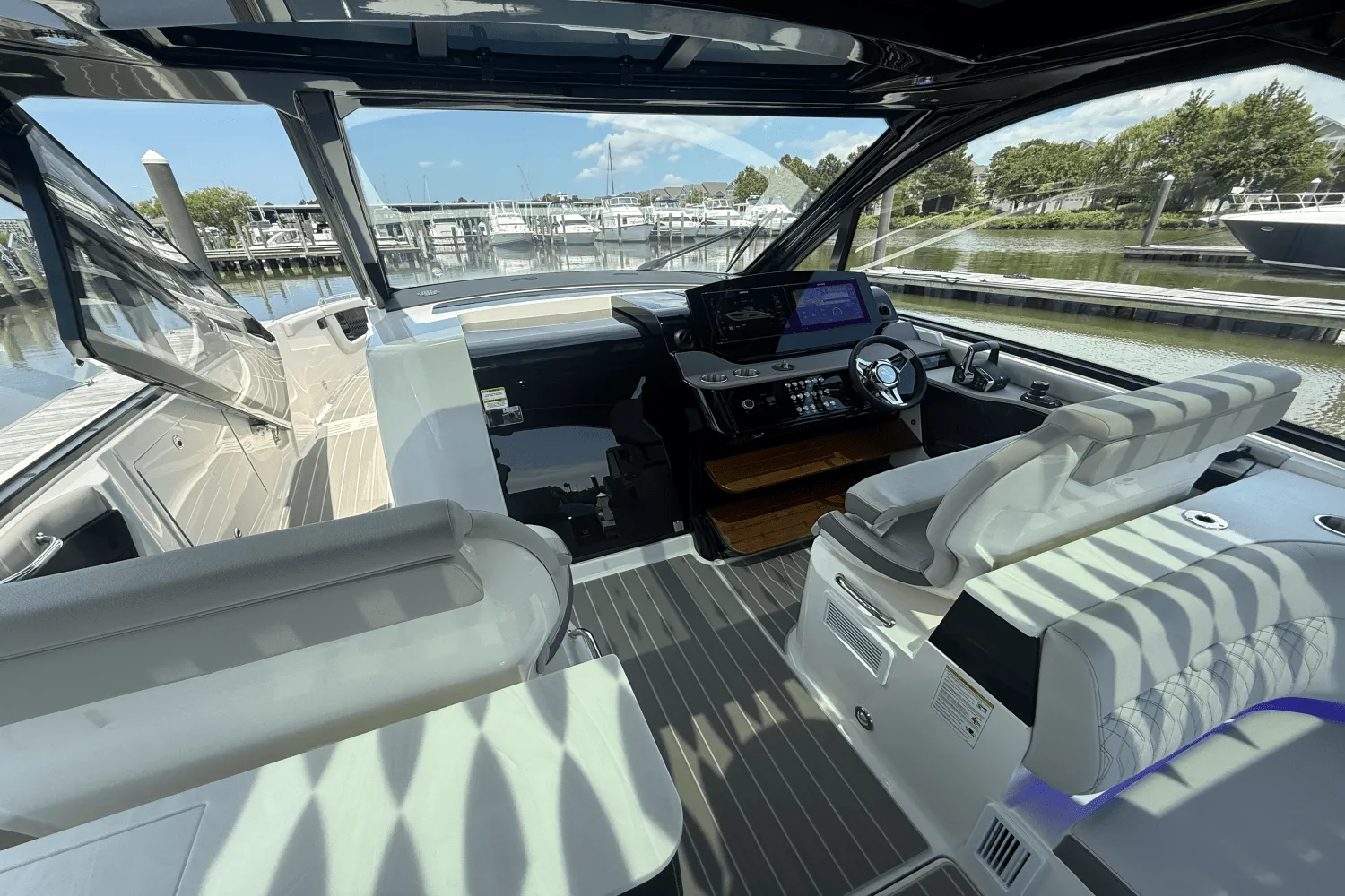2025 Sea Ray Sundancer 370 Outboard Image Thumbnail #21
