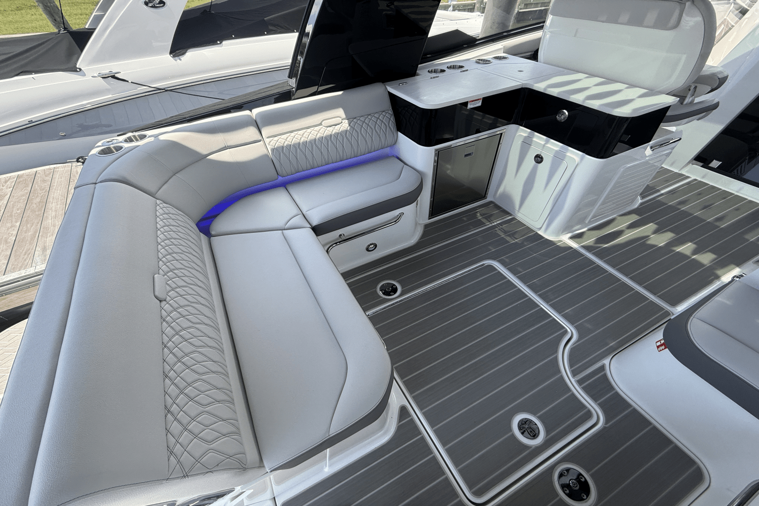 2025 Sea Ray Sundancer 370 Outboard Image Thumbnail #17
