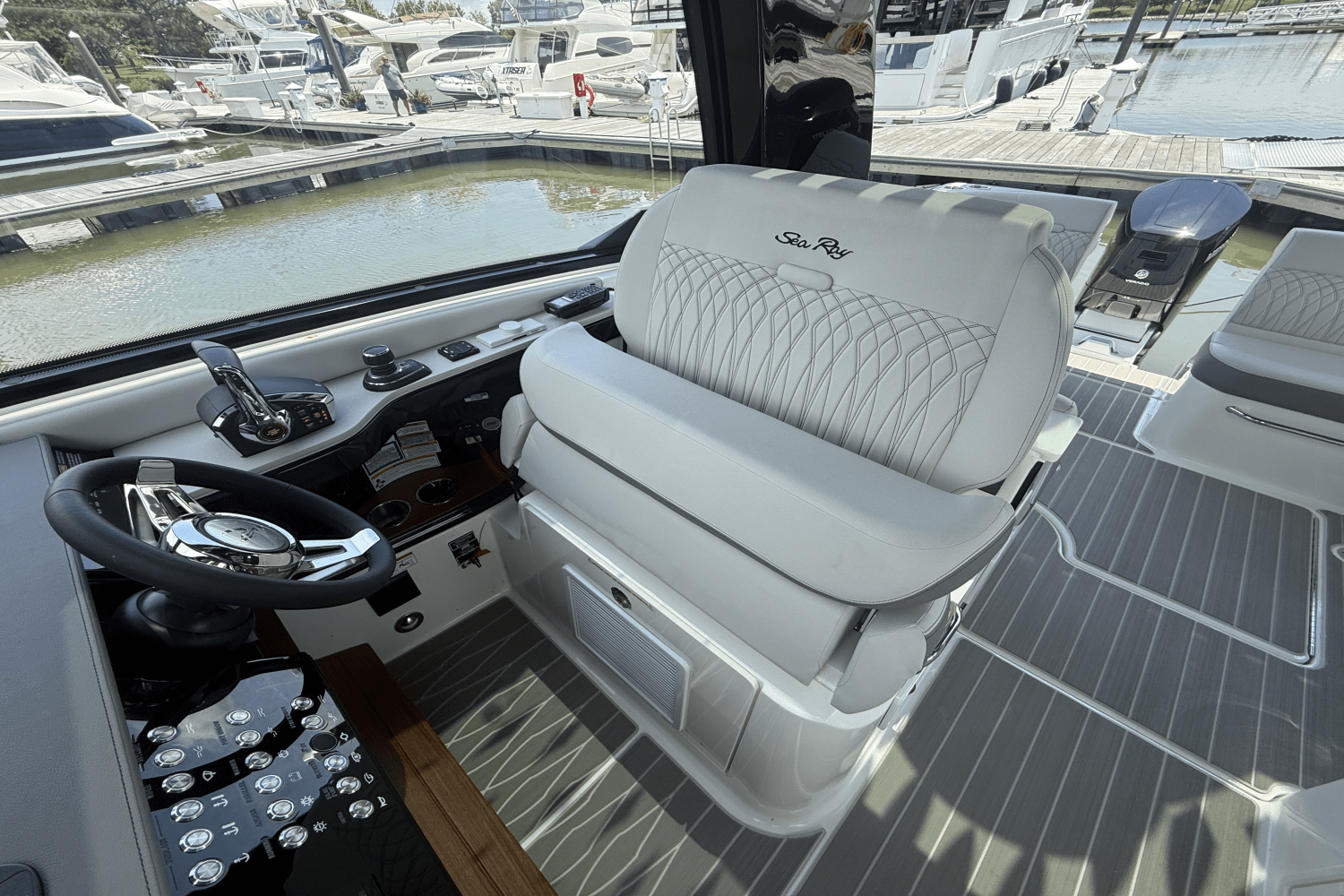 2025 Sea Ray Sundancer 370 Outboard Image Thumbnail #23