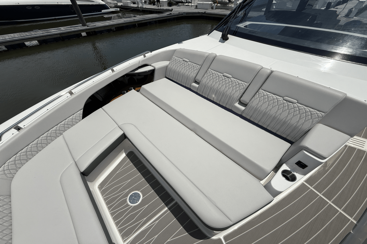 2025 Sea Ray Sundancer 370 Outboard Image Thumbnail #45