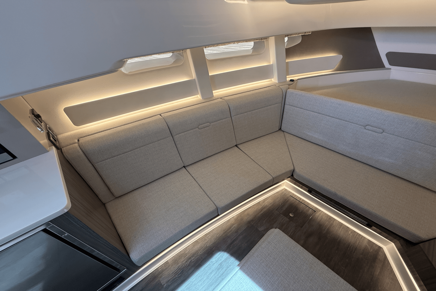 2025 Sea Ray Sundancer 370 Outboard Image Thumbnail #32