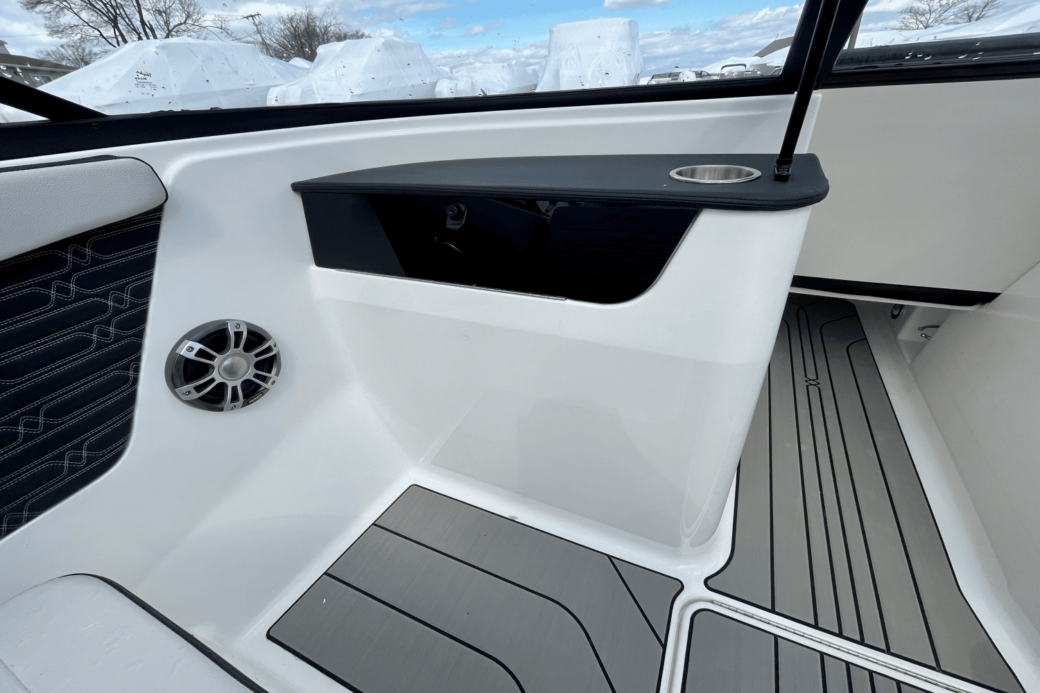 2025 Sea Ray SPX 190 Outboard Image Thumbnail #9