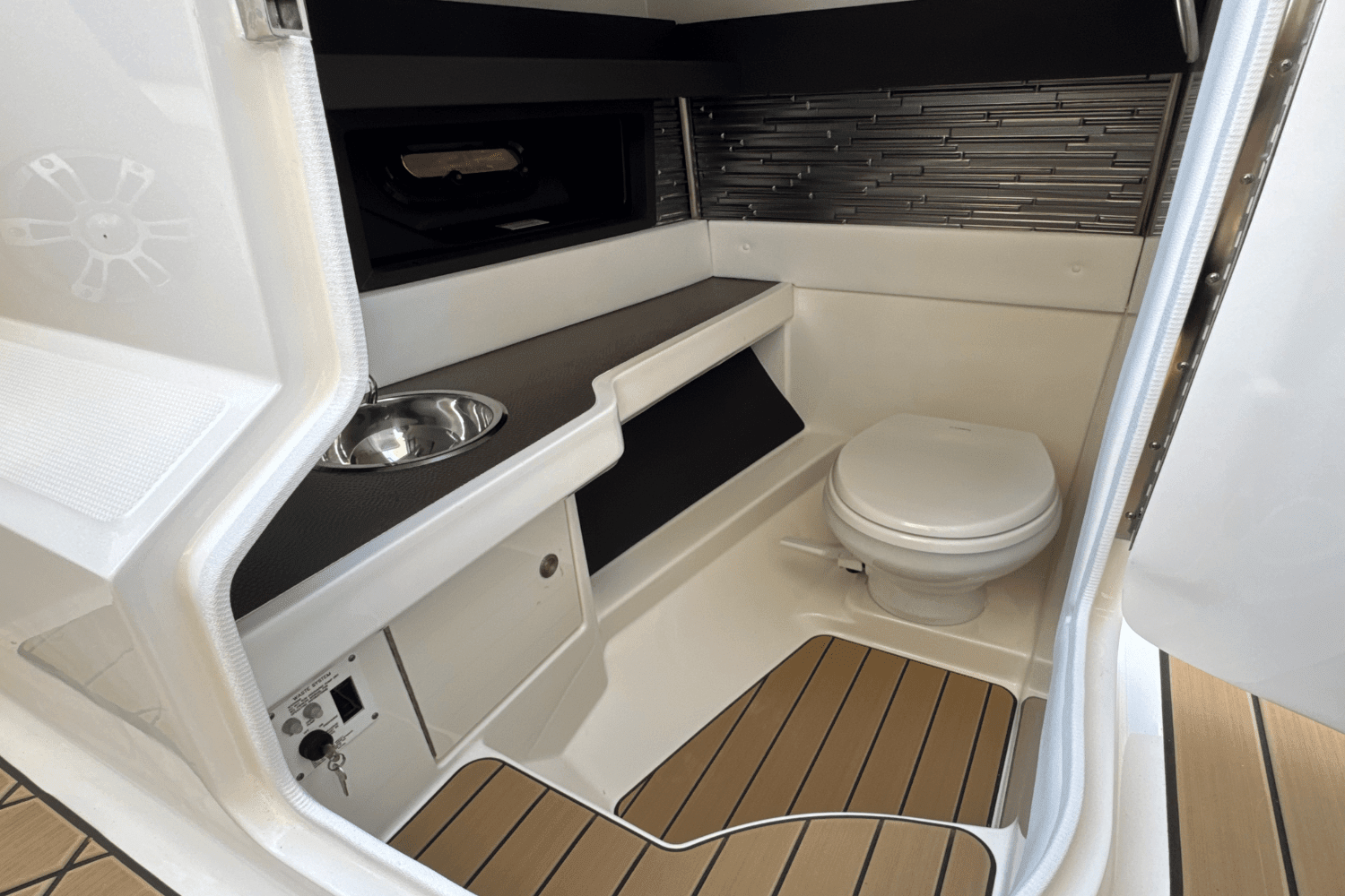 2025 Sea Ray SLX 310 Outboard Image Thumbnail #72