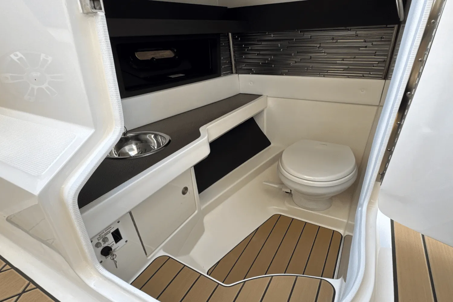 2025 Sea Ray SLX 310 Outboard Image Thumbnail #72