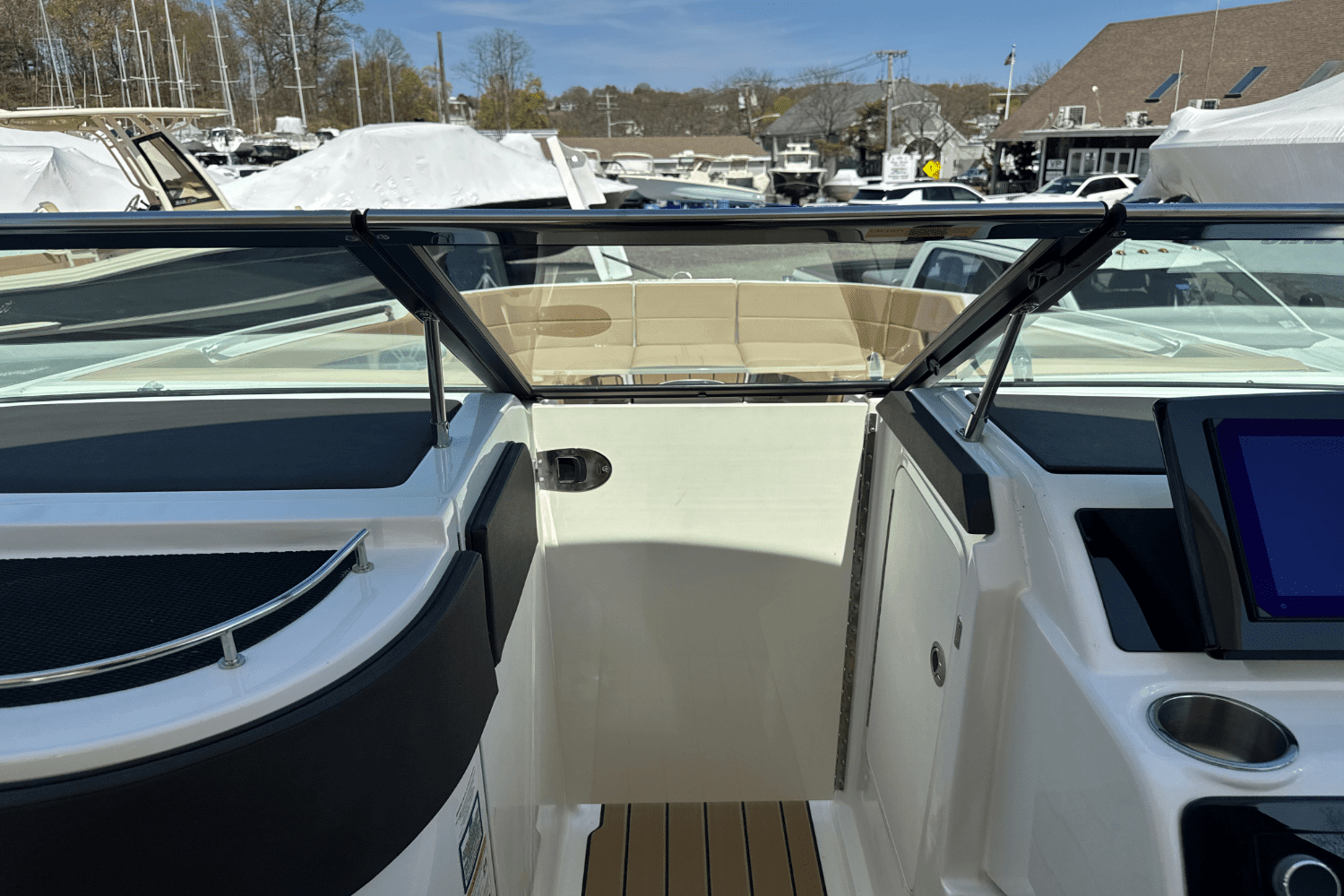 2025 Sea Ray SLX 310 Outboard Image Thumbnail #85