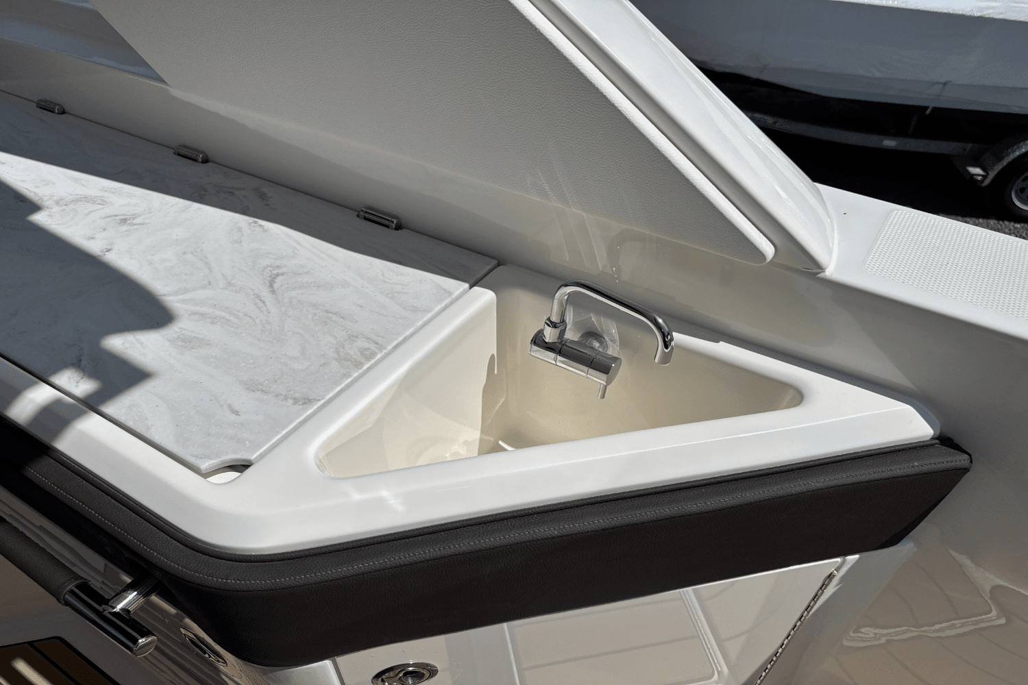 2025 Sea Ray SLX 310 Outboard Image Thumbnail #28