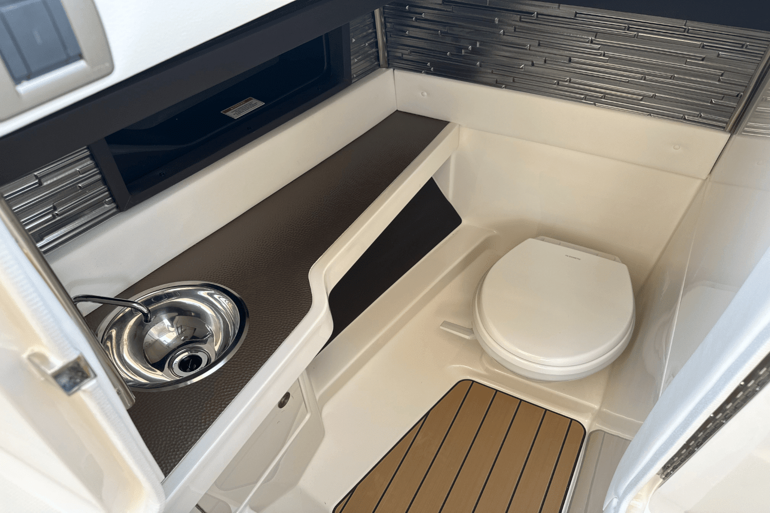 2025 Sea Ray SLX 310 Outboard Image Thumbnail #75