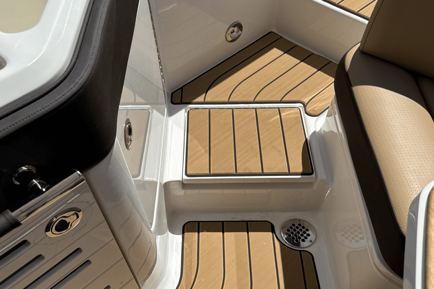 2025 Sea Ray SLX 310 Outboard Image Thumbnail #24