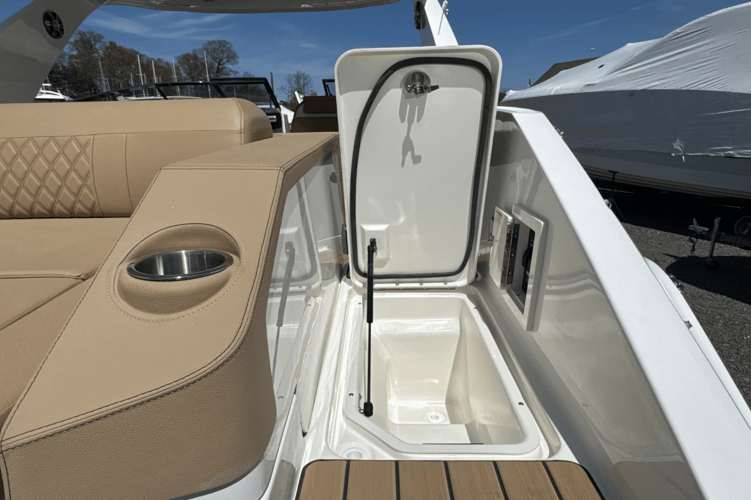 2025 Sea Ray SLX 310 Outboard Image Thumbnail #20