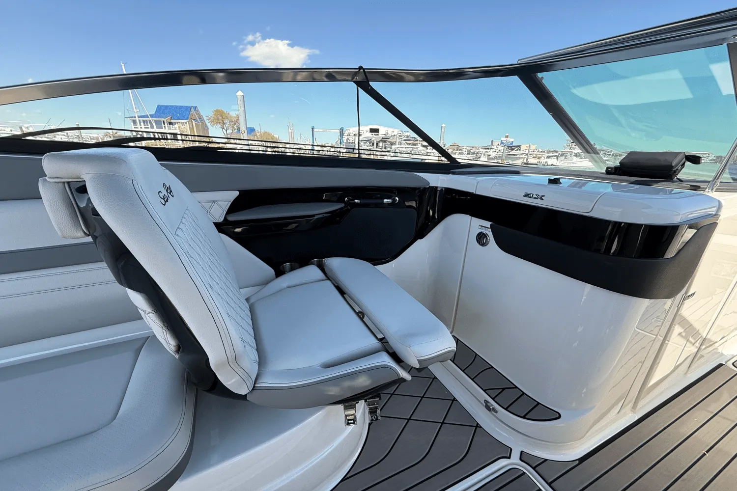 2025 Sea Ray SLX 260 Outboard Image Thumbnail #21