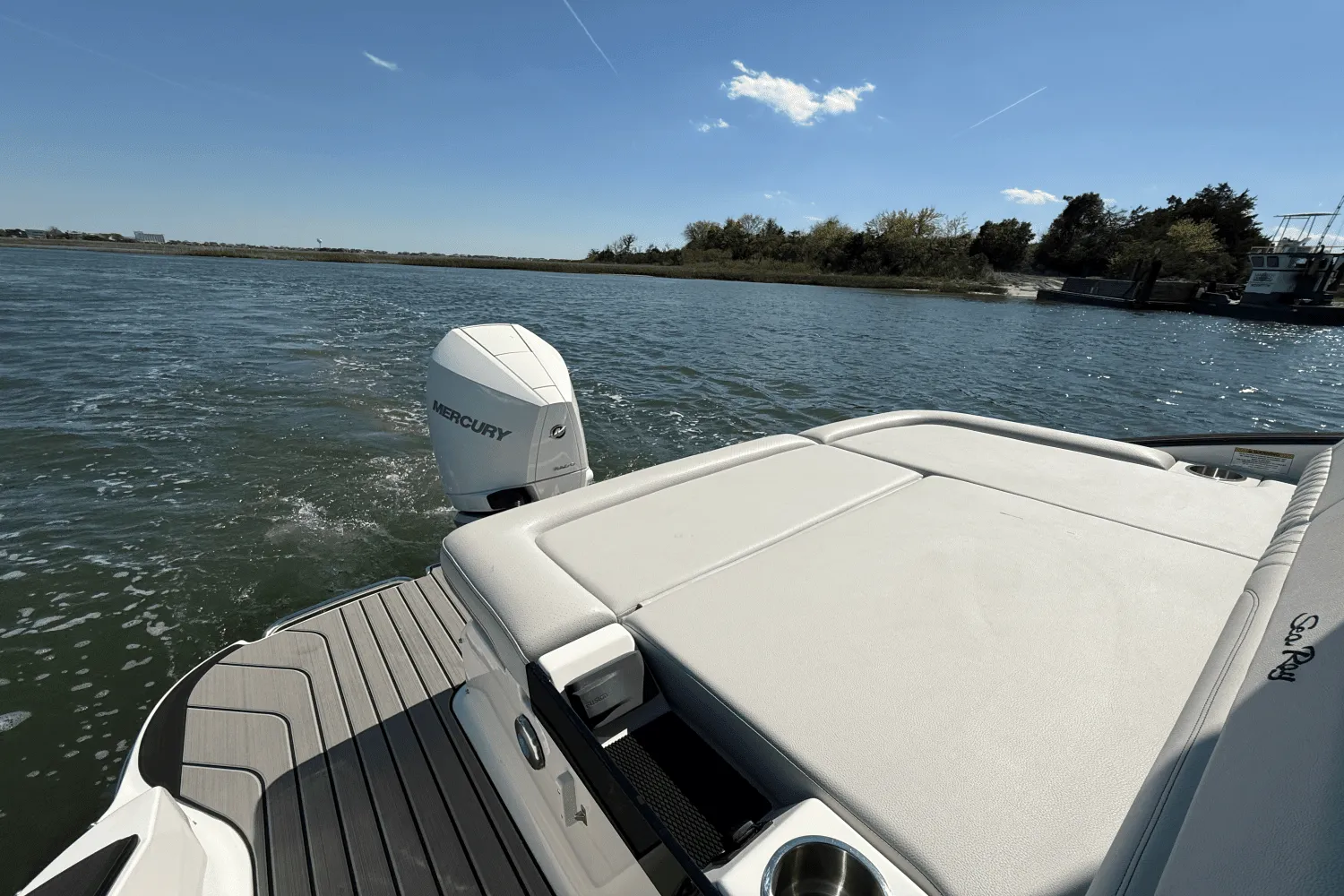 2025 Sea Ray SLX 260 Outboard Image Thumbnail #7
