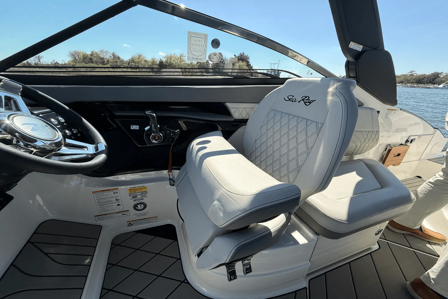 2025 Sea Ray SLX 260 Outboard Image Thumbnail #15