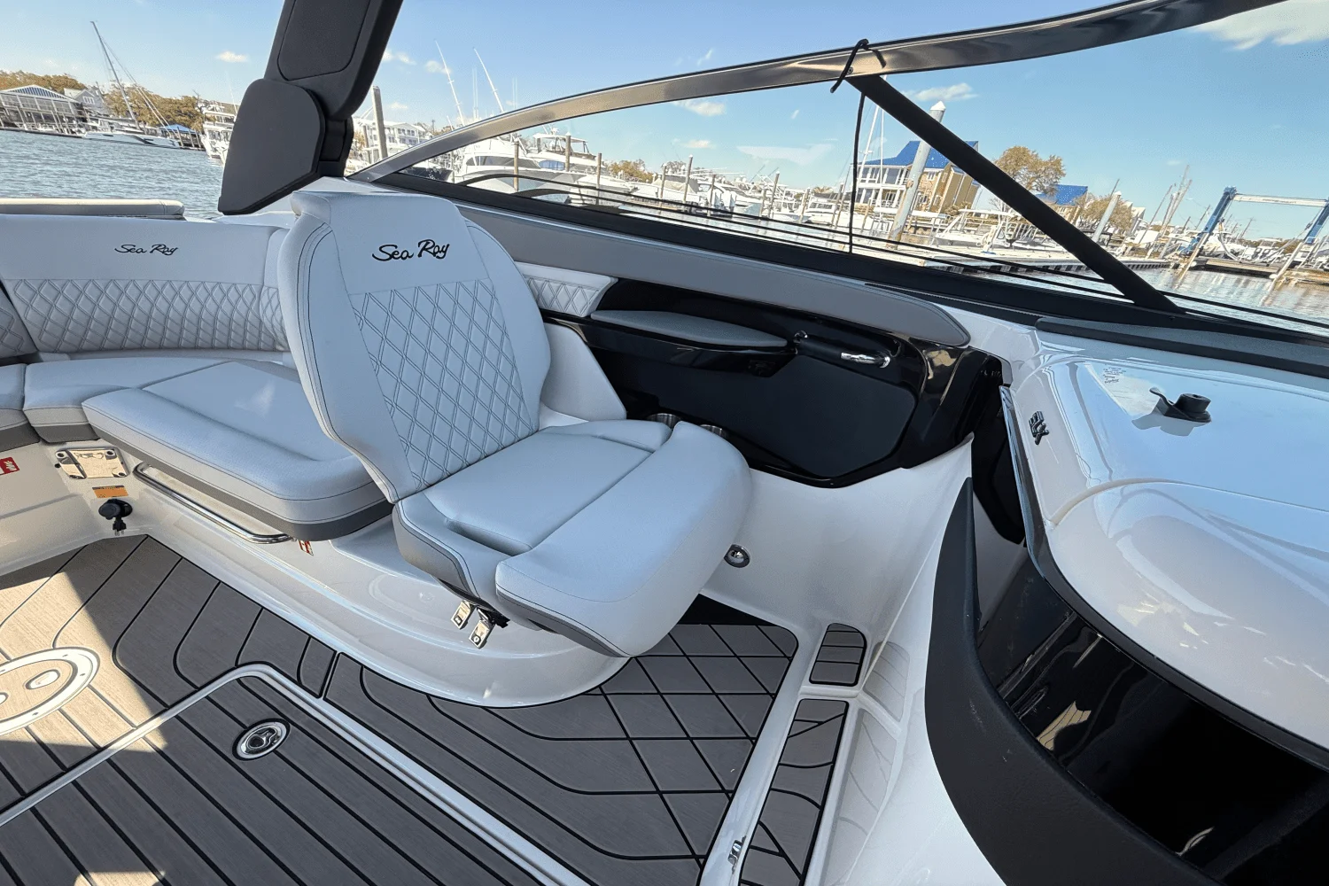 2025 Sea Ray SLX 260 Outboard Image Thumbnail #19