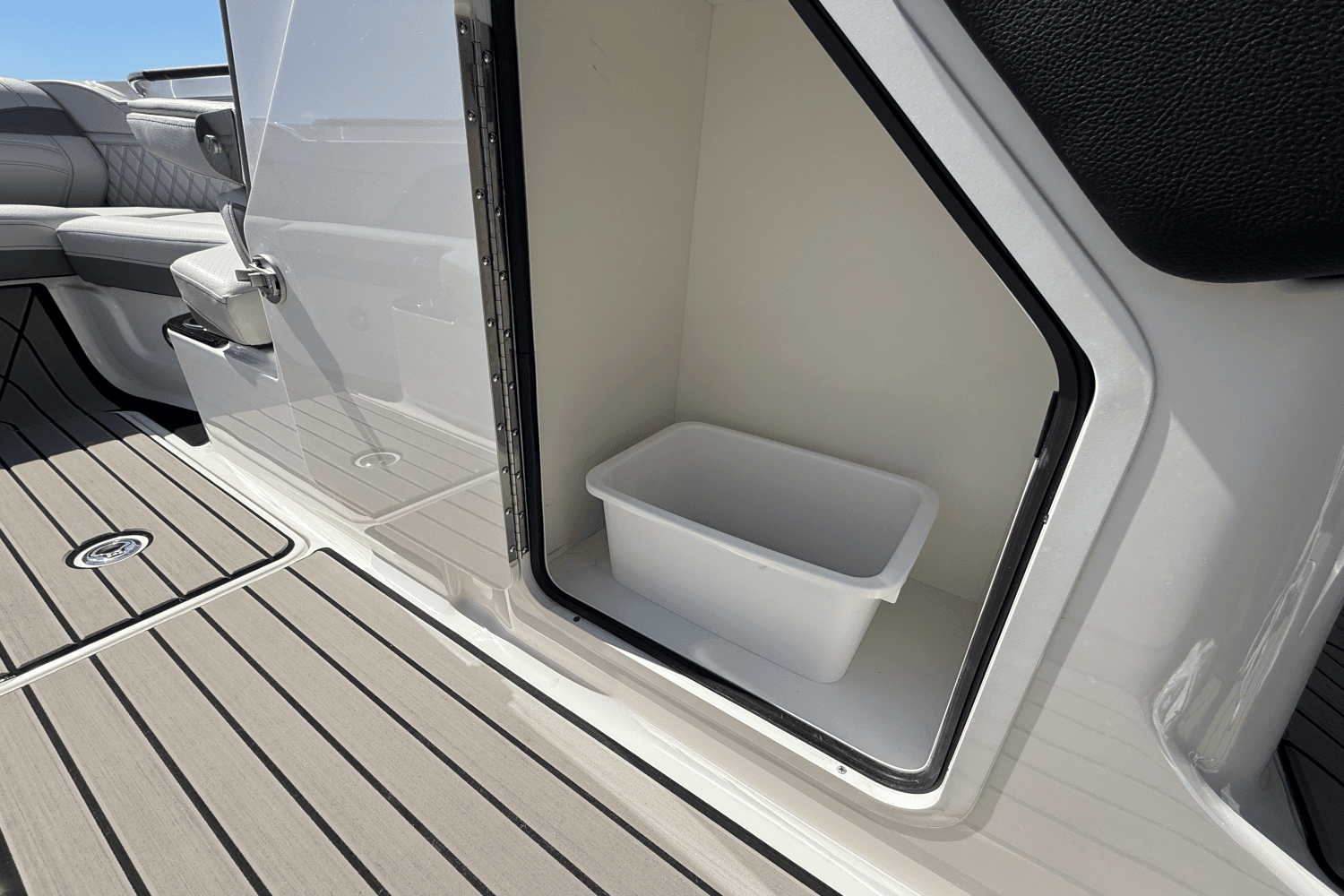 2025 Sea Ray SLX 260 Outboard Image Thumbnail #23