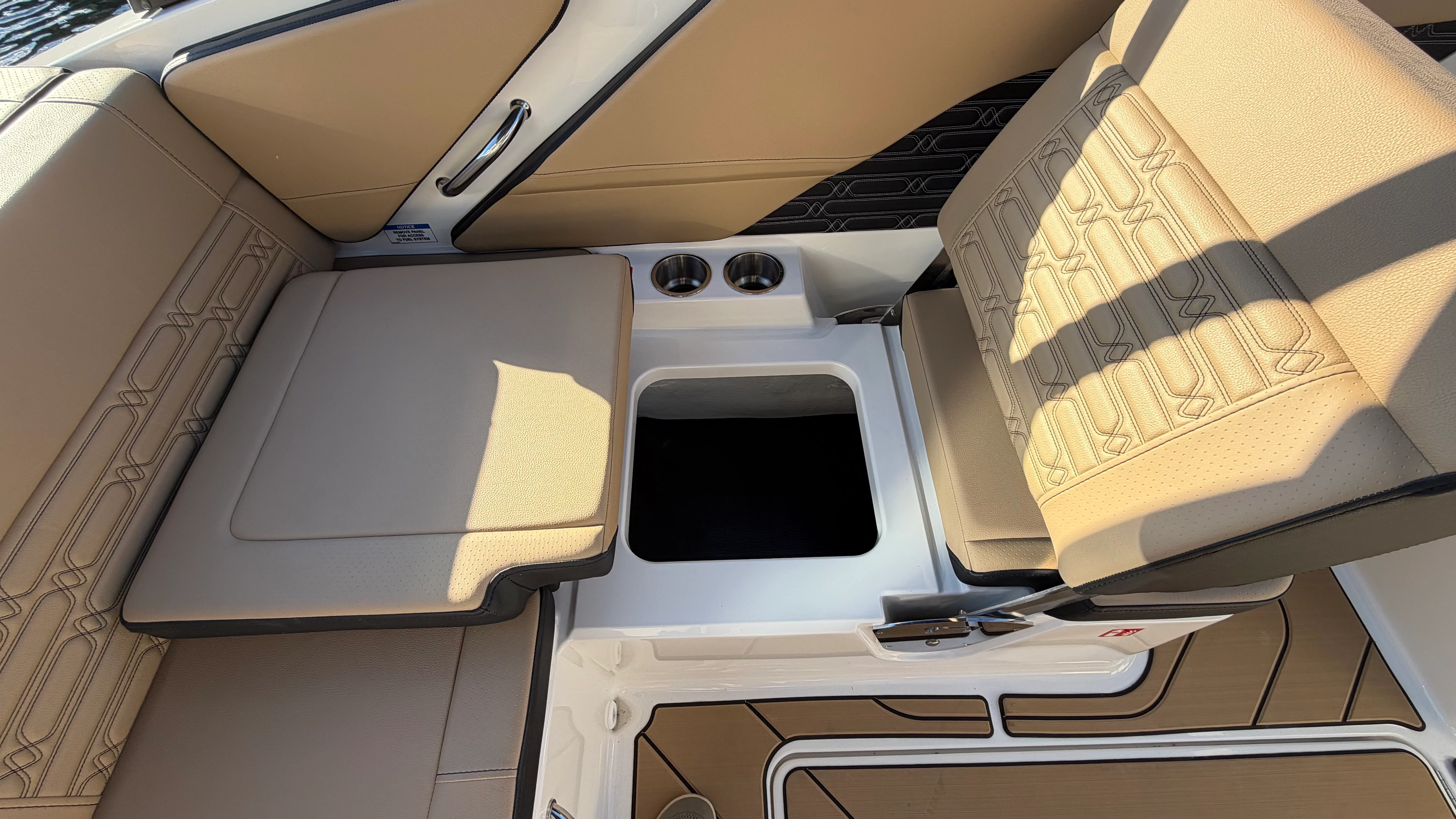 2025 Sea Ray SPX 190 Outboard Image Thumbnail #22