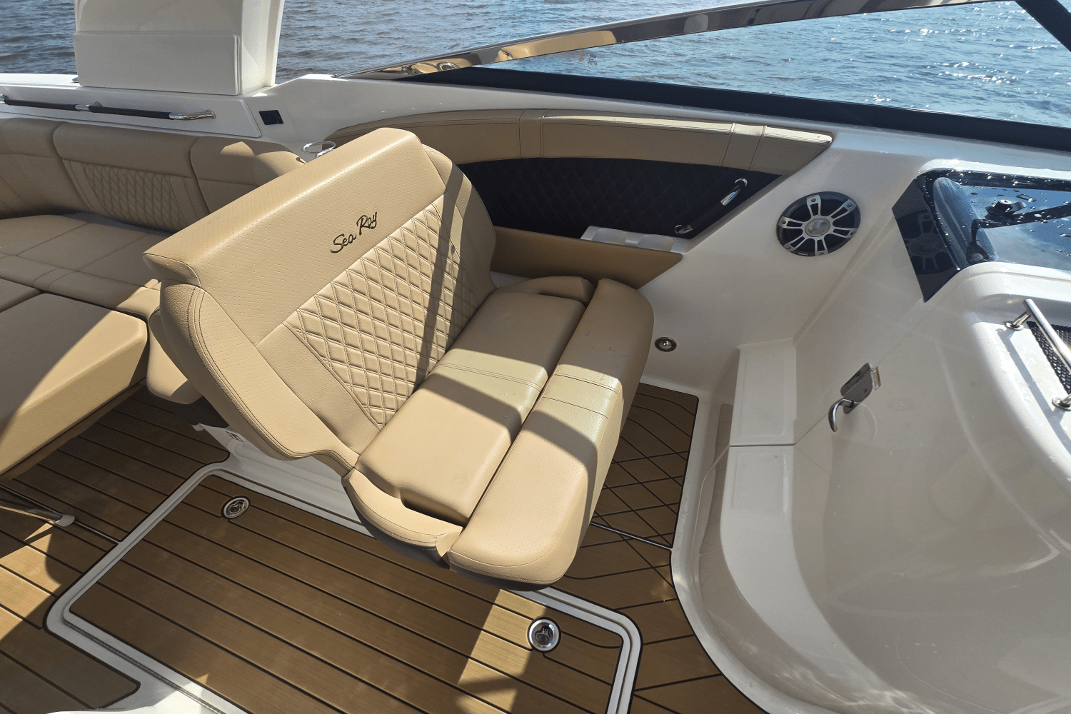 2025 Sea Ray SLX 350 Outboard Image Thumbnail #35