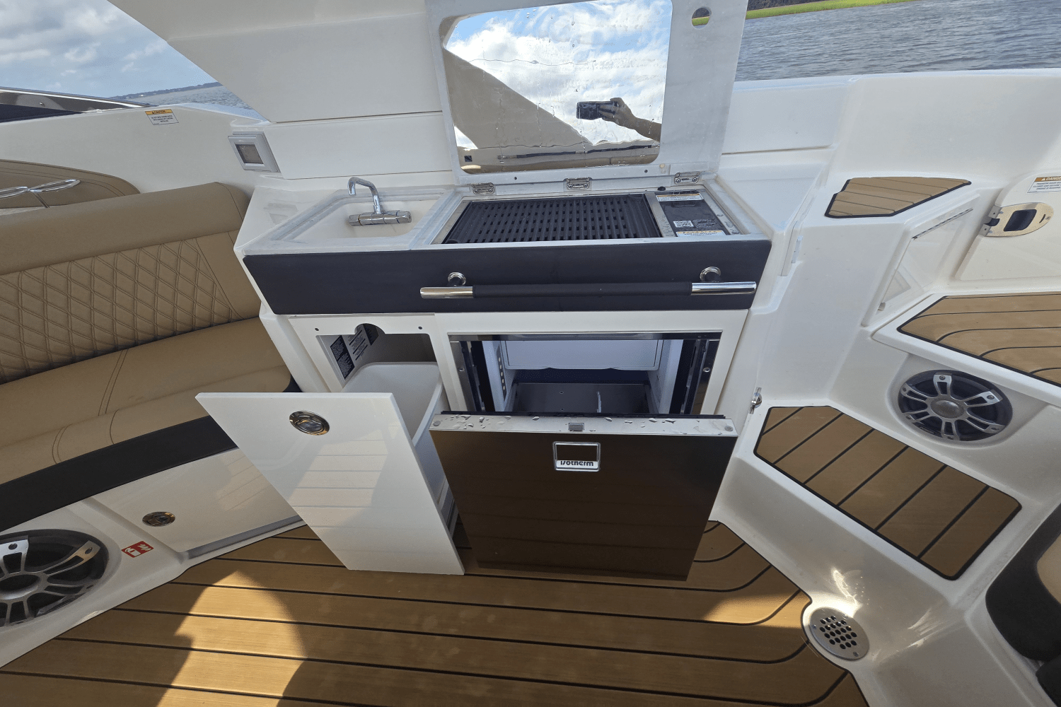 2025 Sea Ray SLX 350 Outboard Image Thumbnail #17
